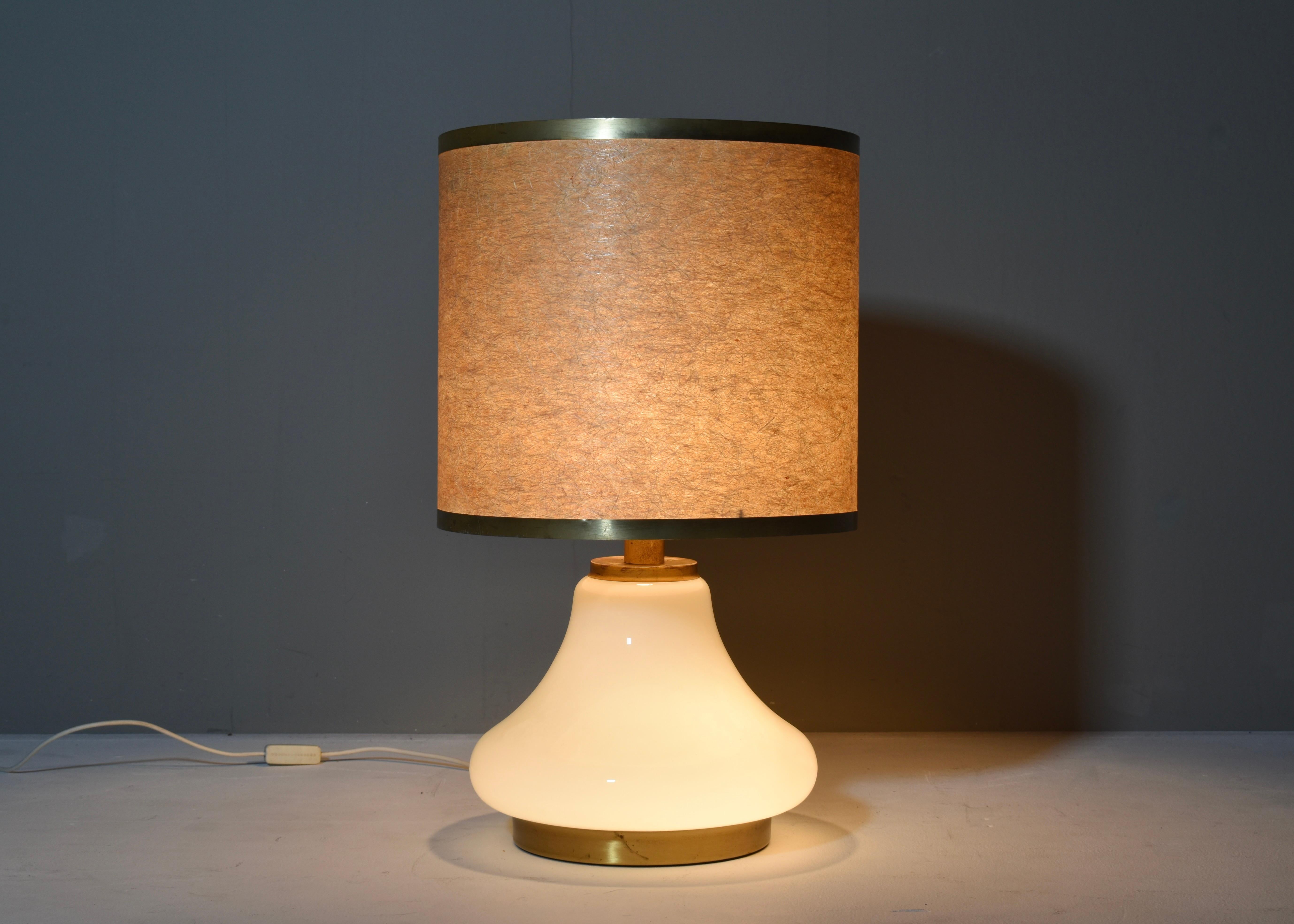 Mid-Century Modern Grande lampe de table italienne en verre opalin et laiton - années 1970 en vente