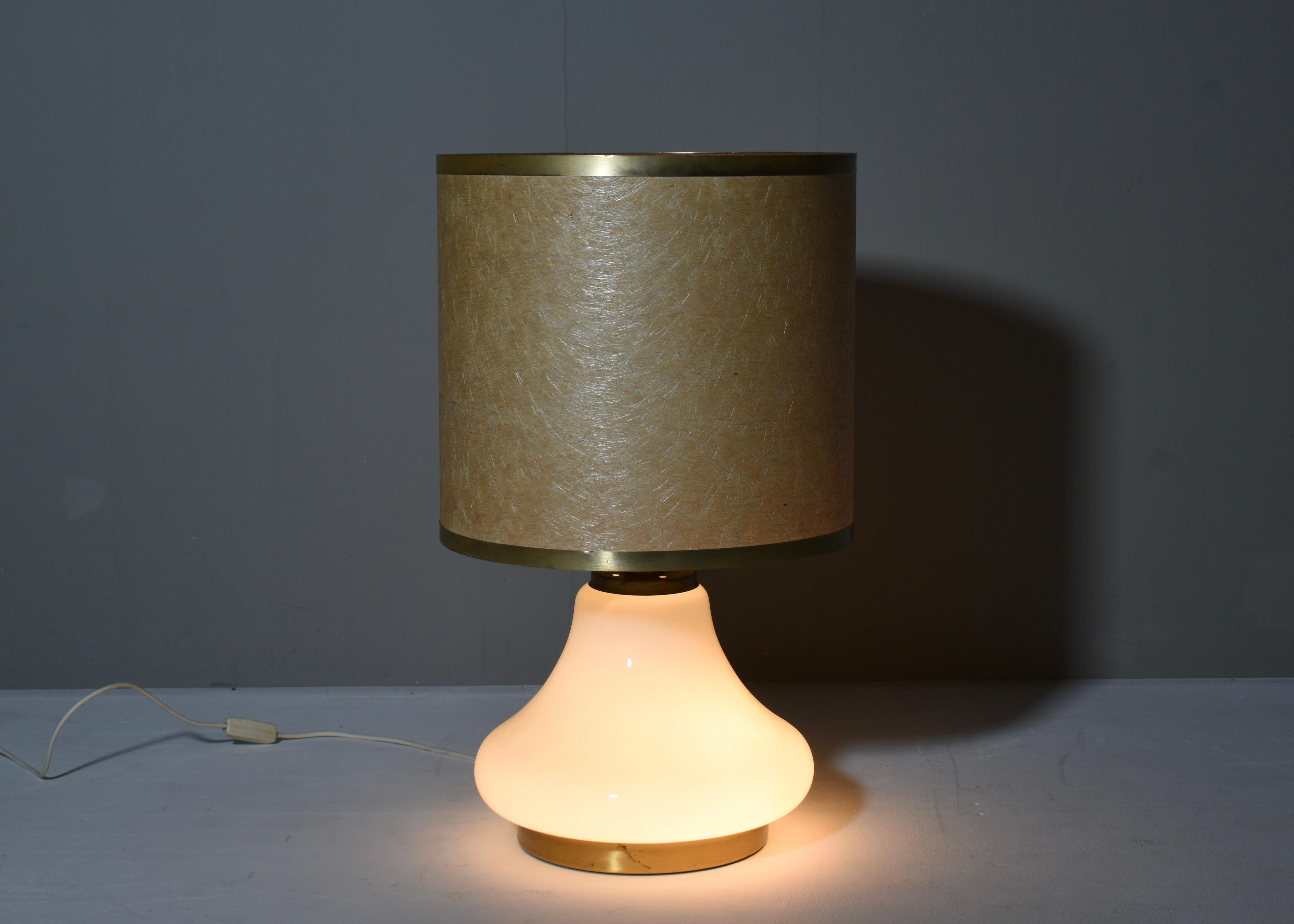 Grande lampe de table italienne en verre opalin et laiton - années 1970 Bon état - En vente à Pijnacker, Zuid-Holland