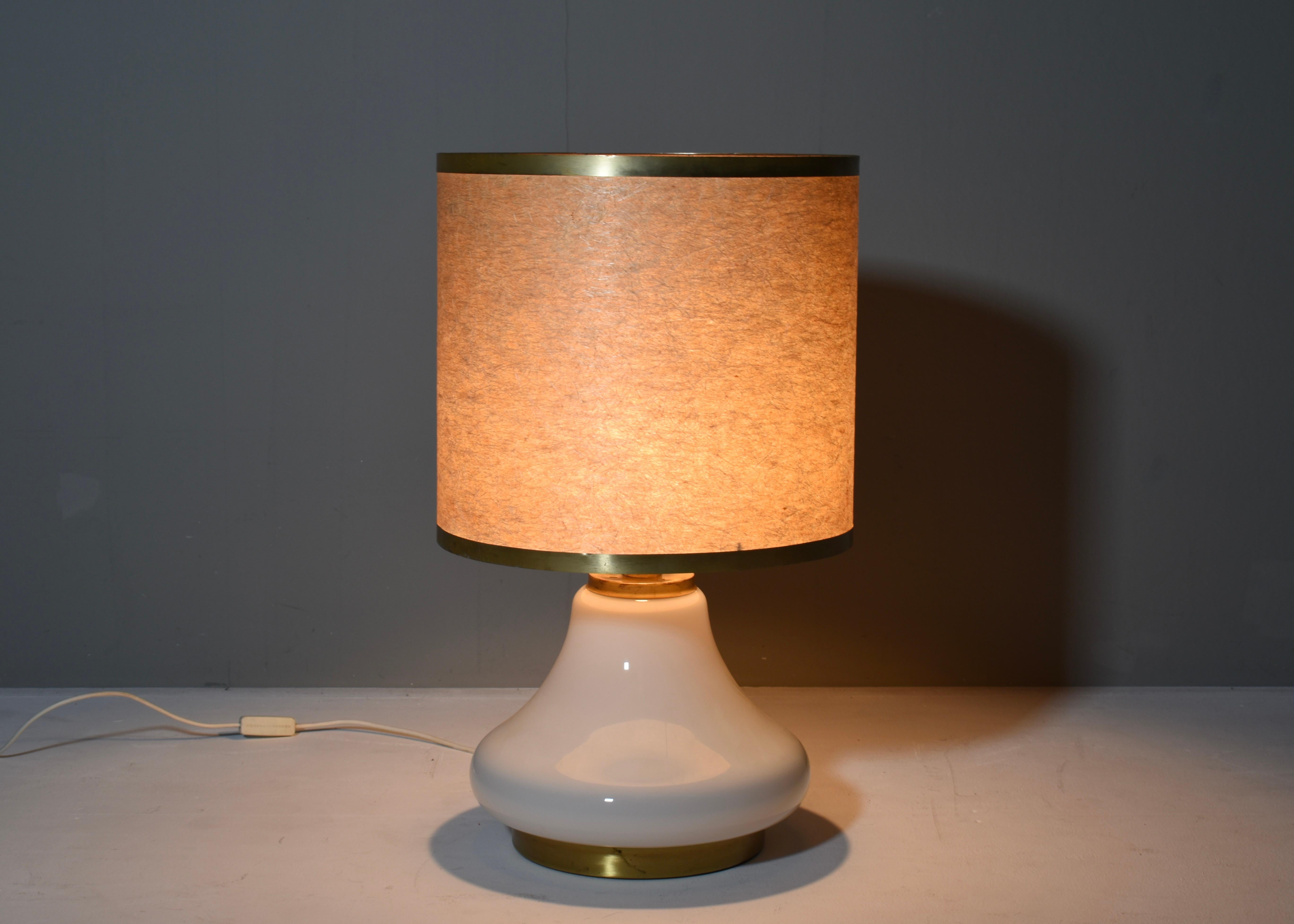 Fin du 20e siècle Grande lampe de table italienne en verre opalin et laiton - années 1970 en vente
