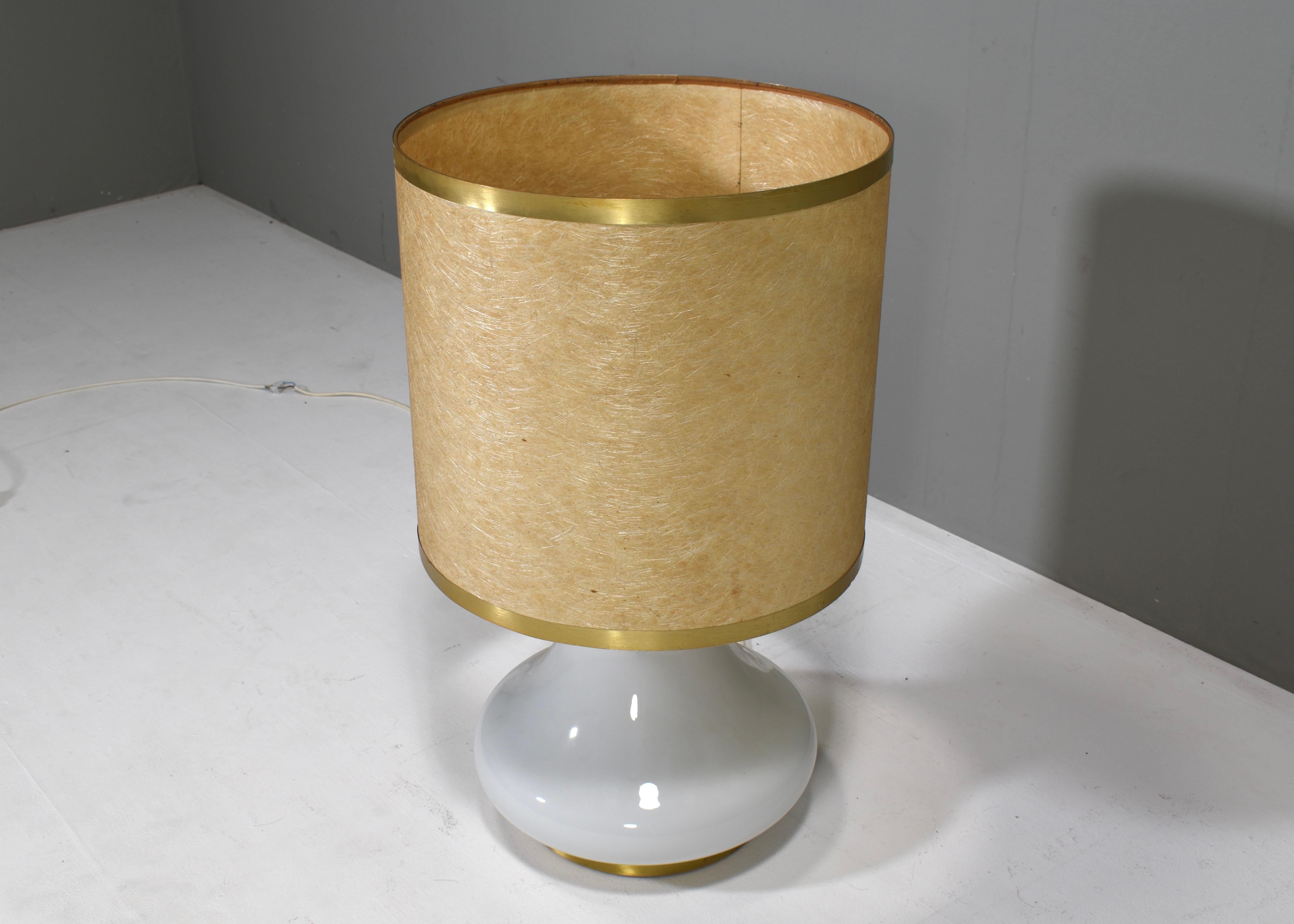 Laiton Grande lampe de table italienne en verre opalin et laiton - années 1970 en vente