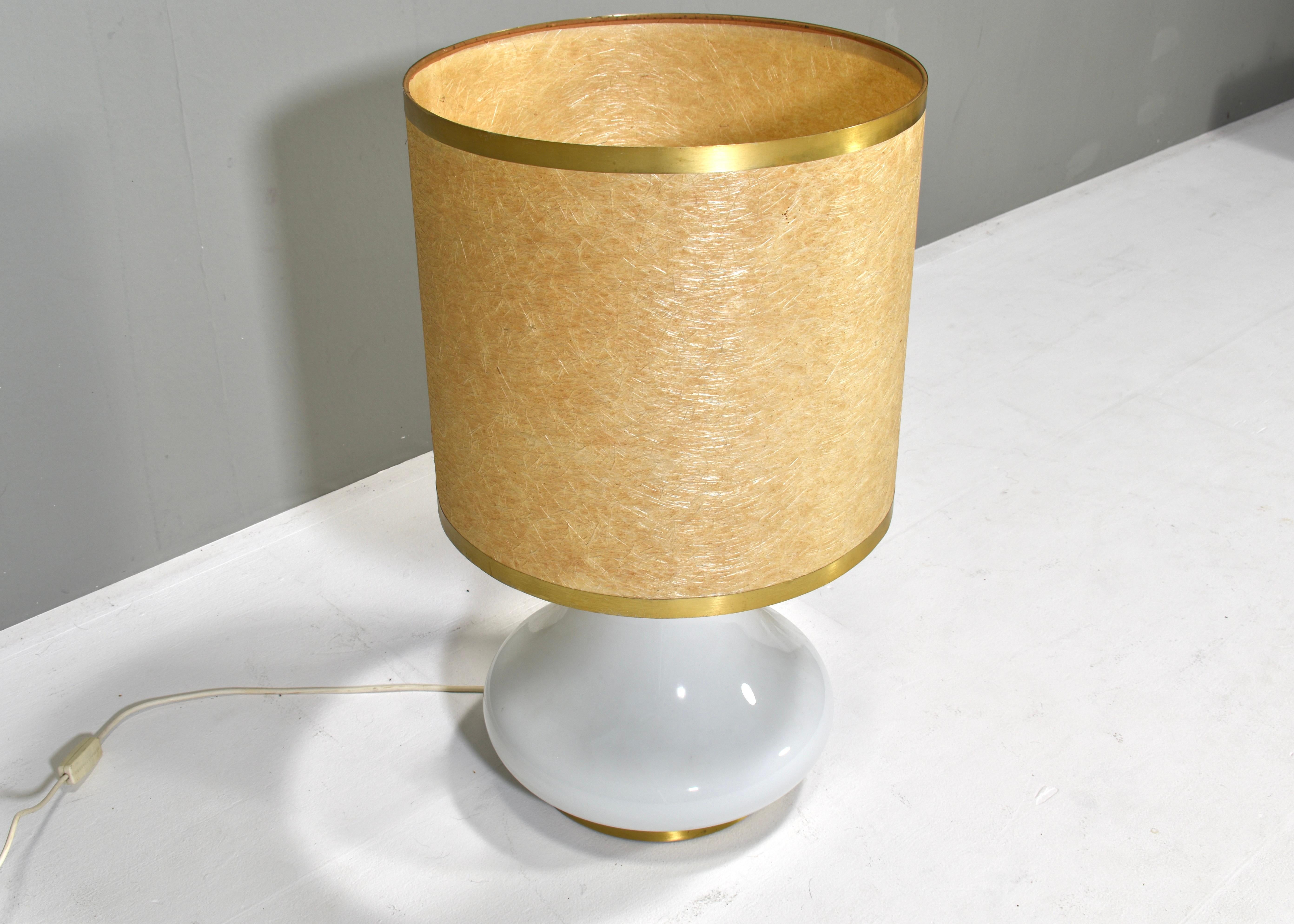 Grande lampe de table italienne en verre opalin et laiton - années 1970 en vente 1