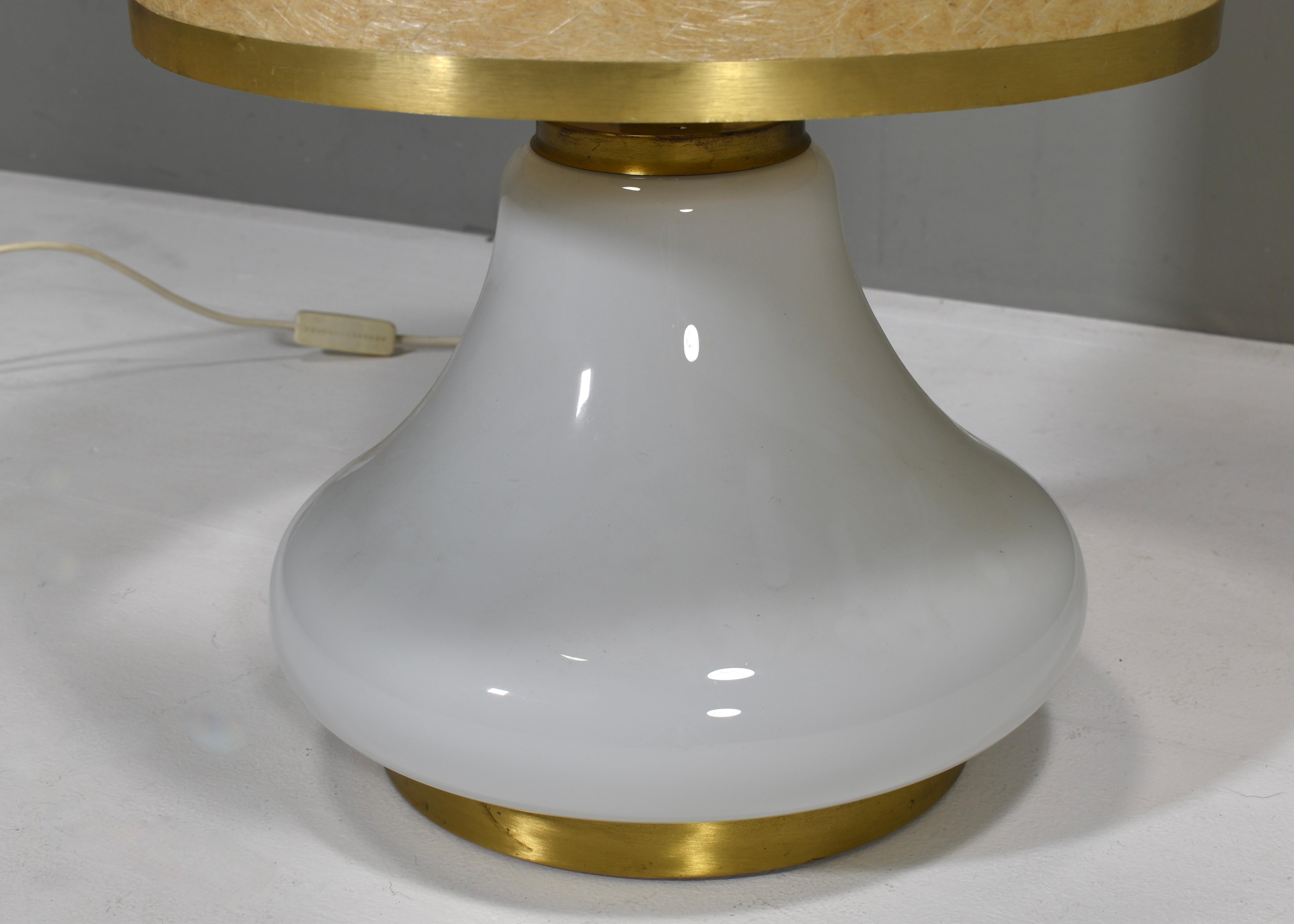 Grande lampe de table italienne en verre opalin et laiton - années 1970 en vente 2