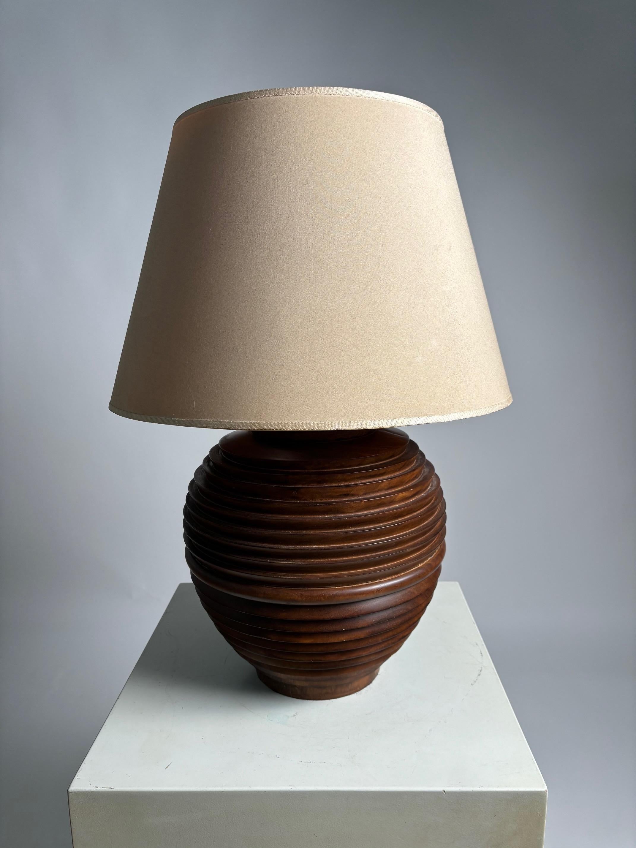 Colonial Revival Large Italian table lamp in turned wood, 1970s For Sale