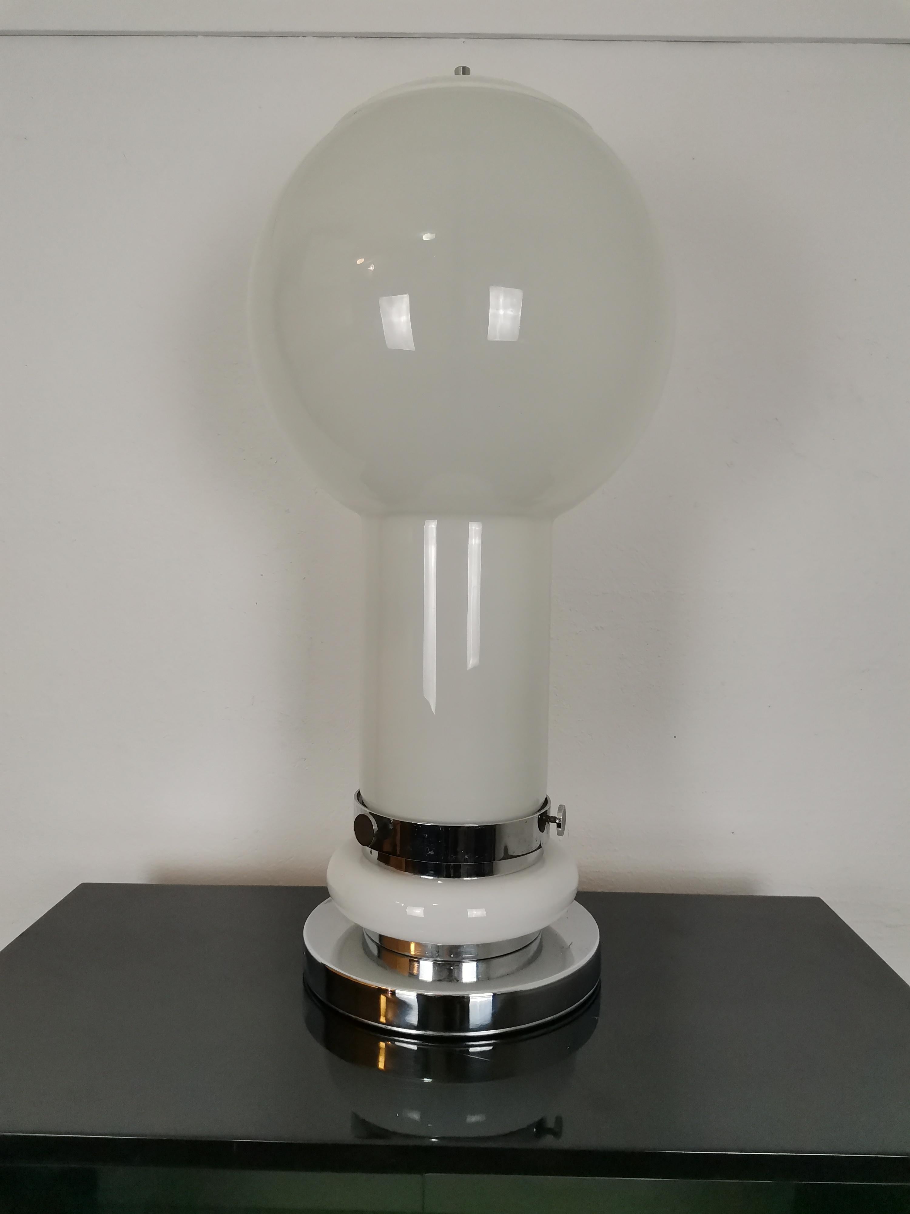 Vintage Italian table lamp in white opaline glass, 1970s.

Period: 1960s

Style: Space Age, Mid-Century Modern

Materials: glass, plastic cap, chromed parts

Condition: Excellent original vintage condition, some traces of use and time, fully