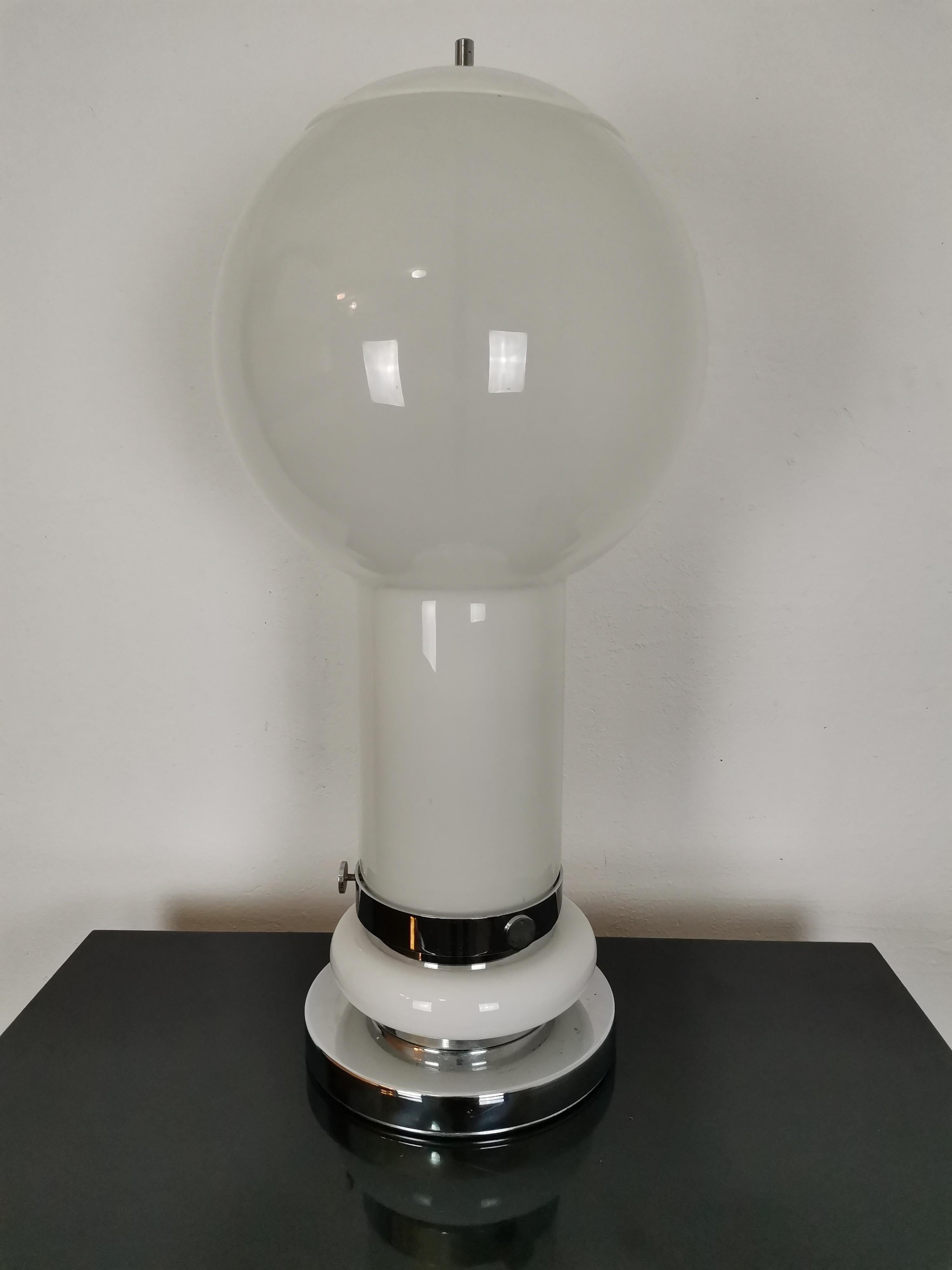 Gran lámpara de sobremesa italiana de cristal opalino blanco, años 60 en venta 2