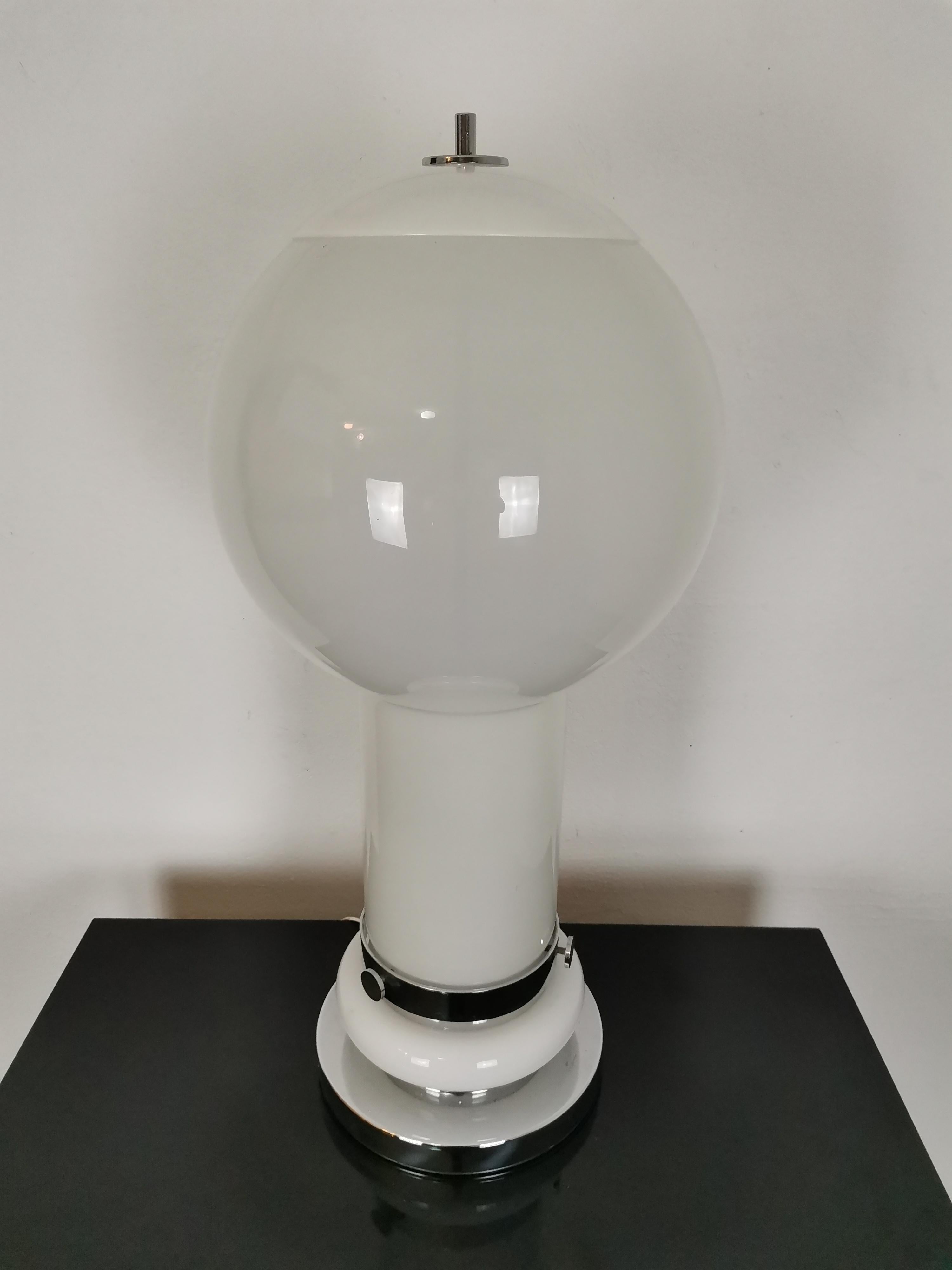 Gran lámpara de sobremesa italiana de cristal opalino blanco, años 60