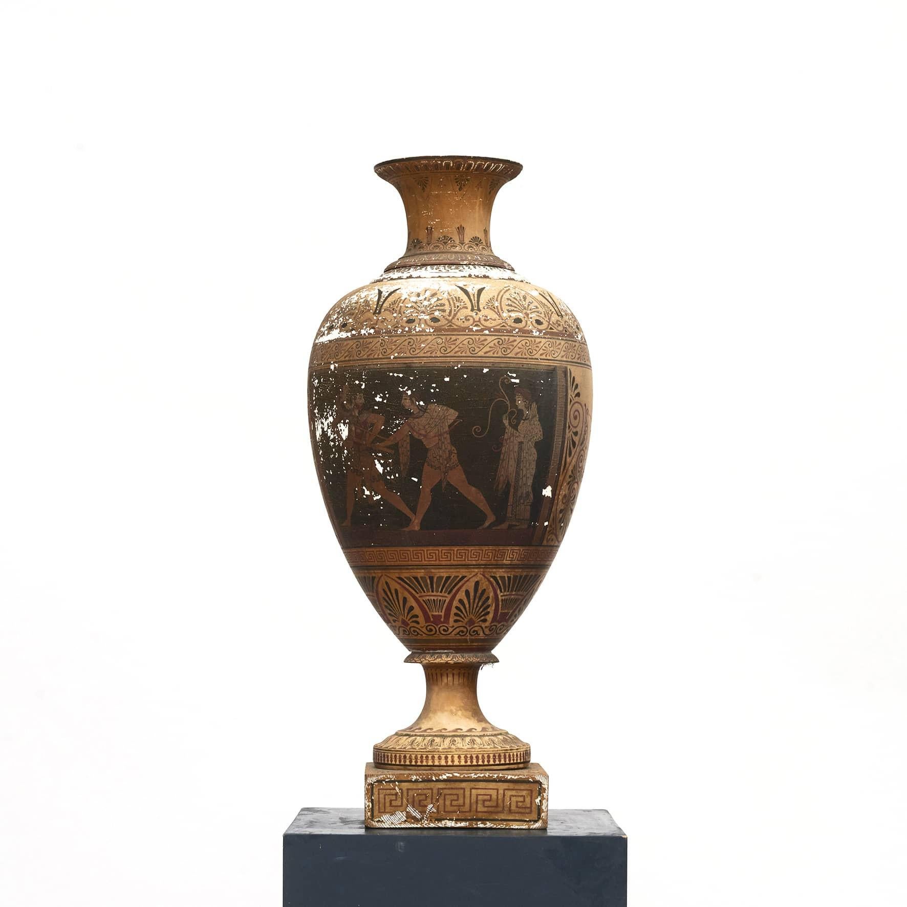 Seltene große klassizistische 'Grand Tour' Amphora in originalem, unberührtem Zustand.
Aus Terrakotta mit originalen polychromen etruskischen Malereien auf weißer Kreidegrundierung. Auf einem quadratischen Holzsockel.
Eine sehr dekorative und
