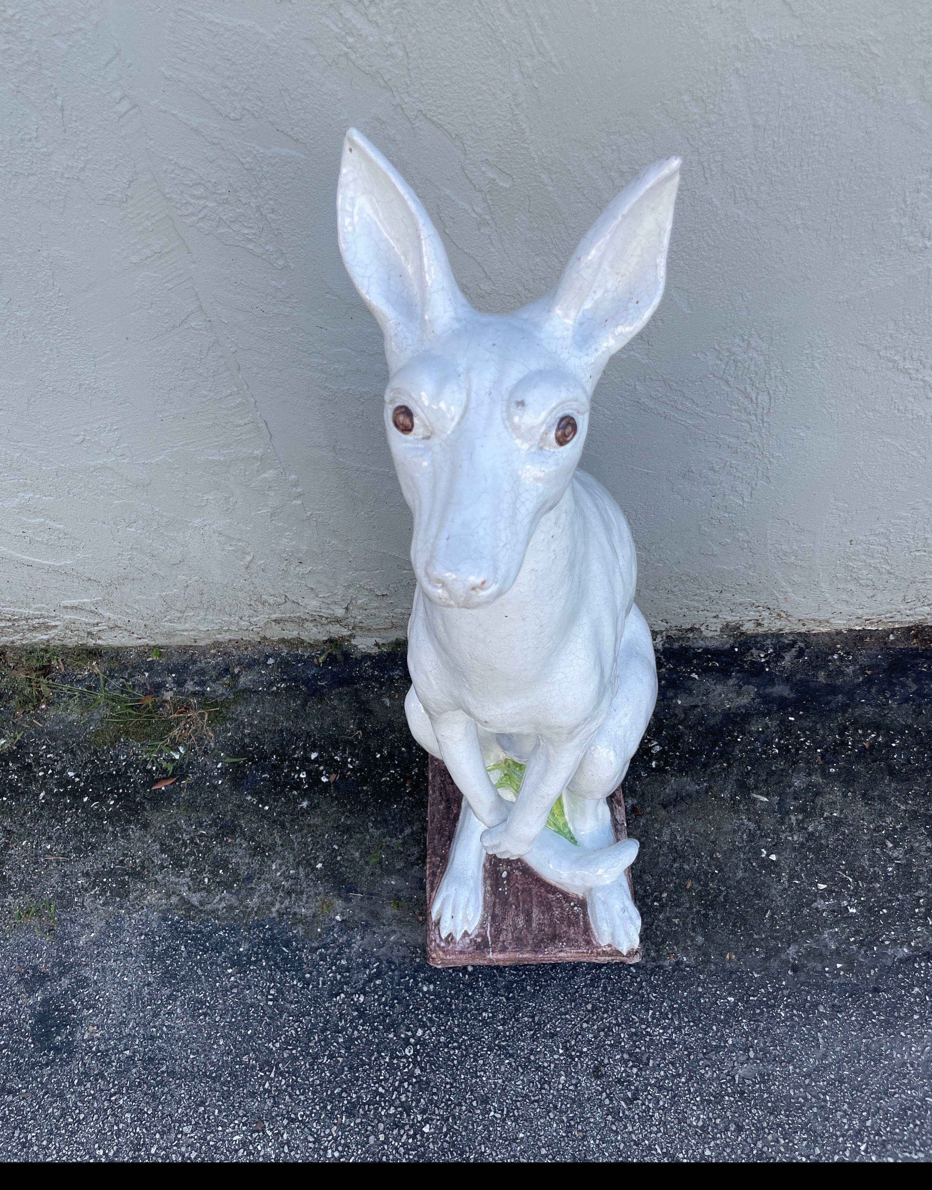 Canguro italiano vintage in terracotta smaltata bianca su base. Un pezzo molto dolce e adorabile.