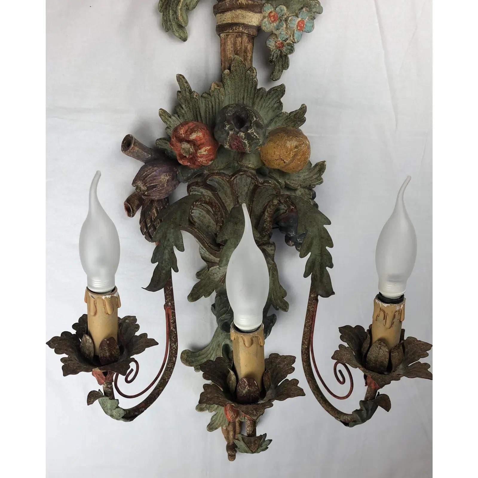 Gran Aplique o Lámpara de Pared Italiana de Madera Tallada a Mano de Tres Brazos Pintado a mano en venta
