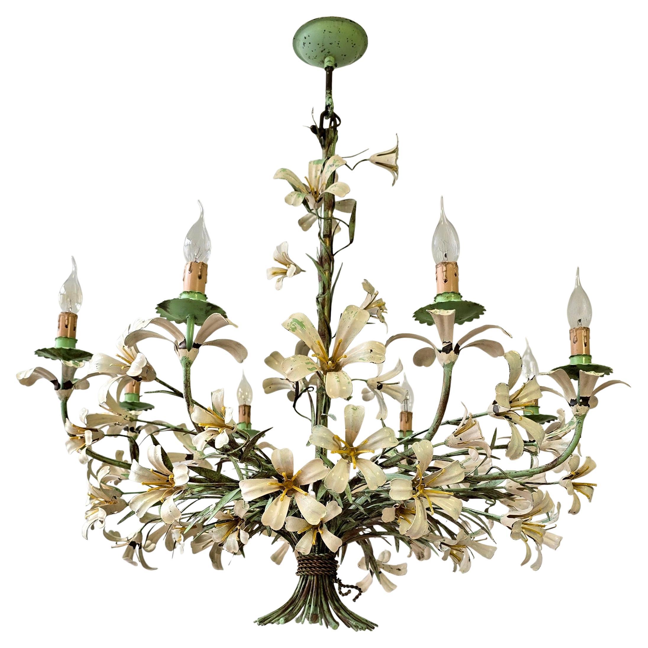 Grande lampadario italiano in tole con gigli bianchi, anni '50 

Un imponente e romantico lampadario a tole italiano degli anni '50, sontuosamente ornato da gigli bianchi dipinti a mano in piena fioritura. Questo pezzo scultoreo incarna l'eleganza e