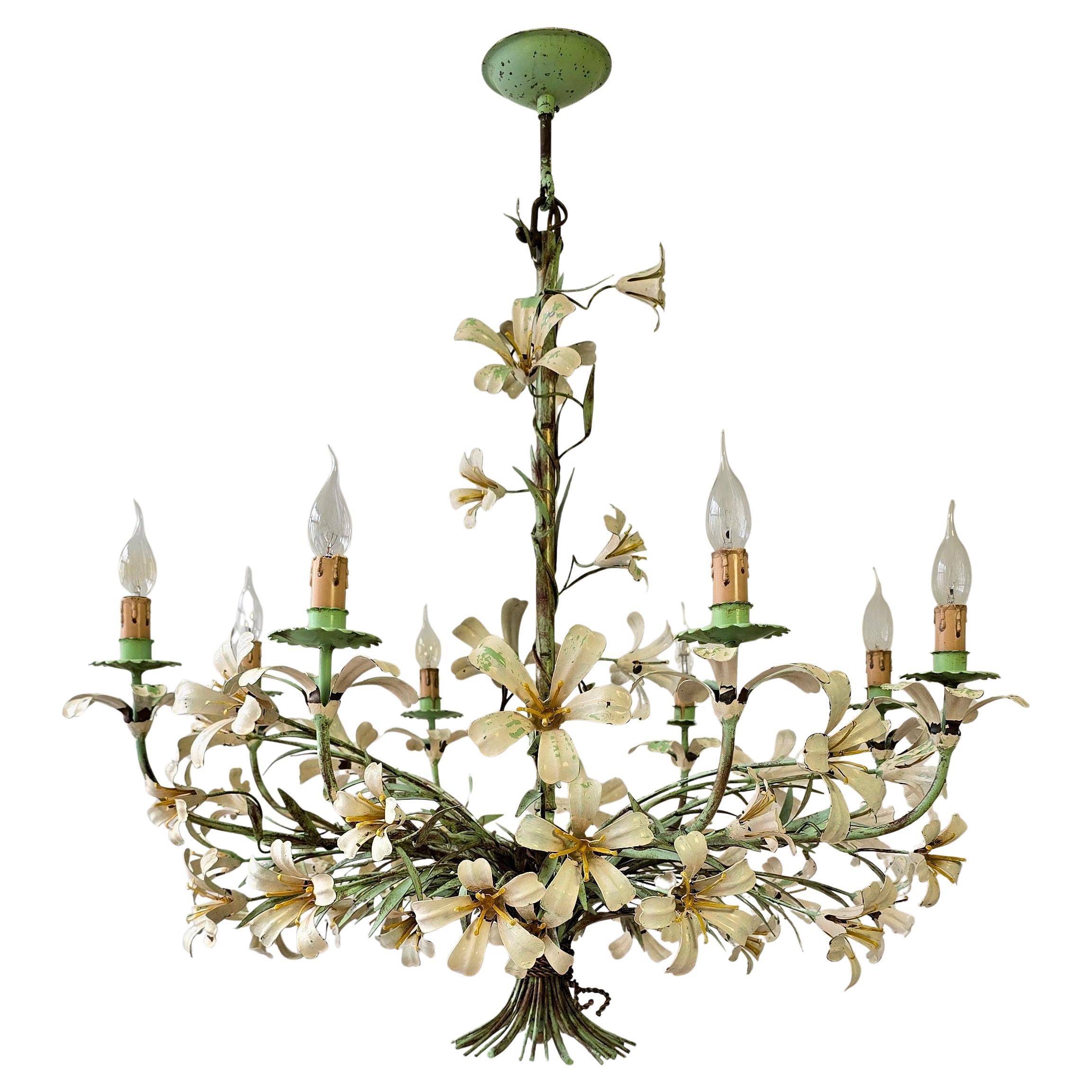 Mid-Century moderno Grande lampadario italiano in tole con gigli bianchi, anni '50 in vendita