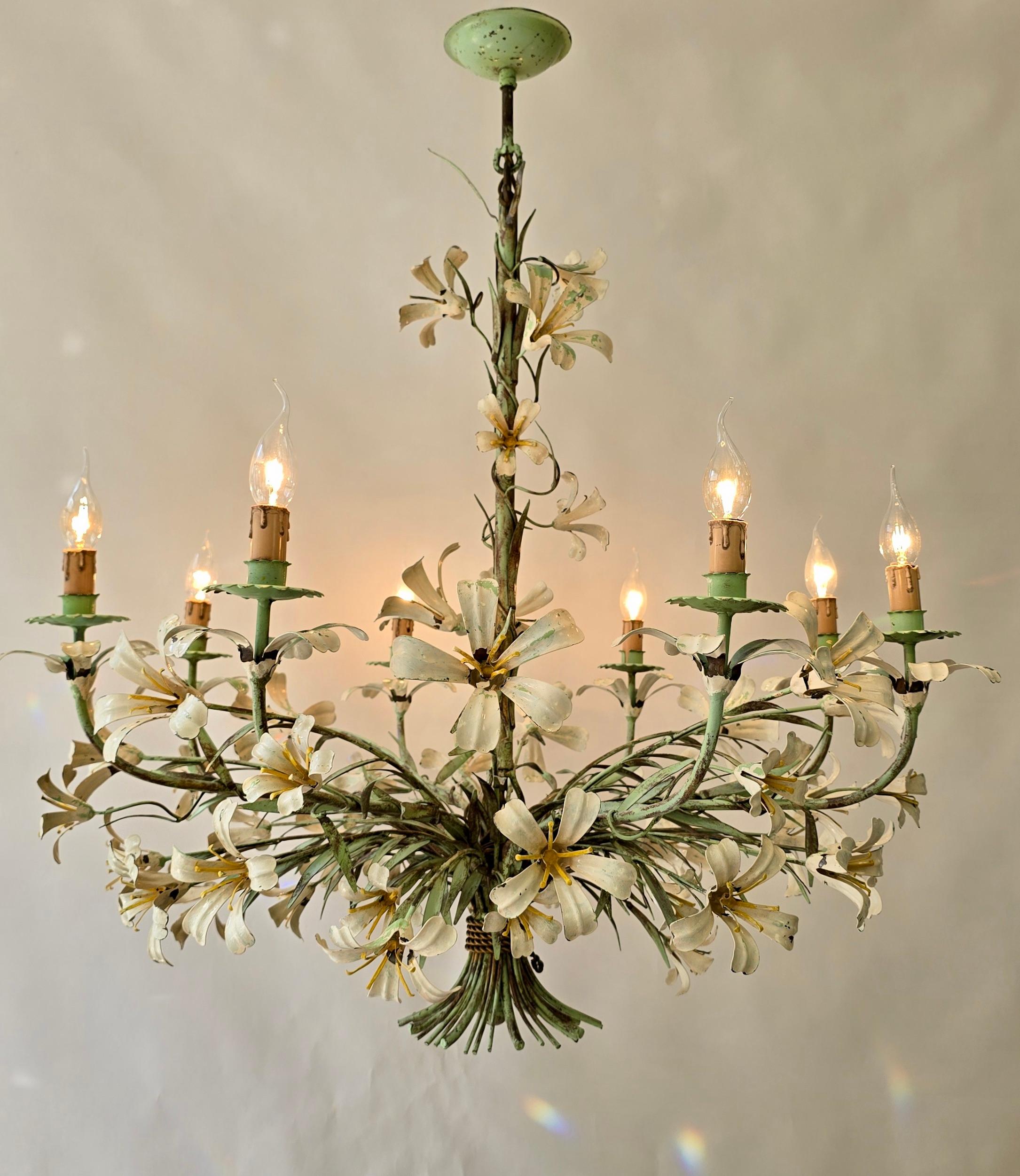 Italiano Grande lampadario italiano in tole con gigli bianchi, anni '50 in vendita