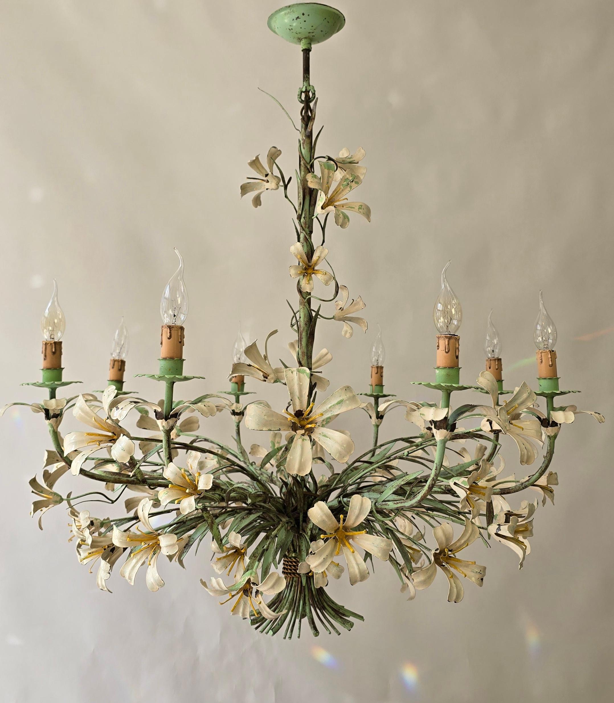 Grande lampadario italiano in tole con gigli bianchi, anni '50 In condizioni buone in vendita a Antwerp, BE