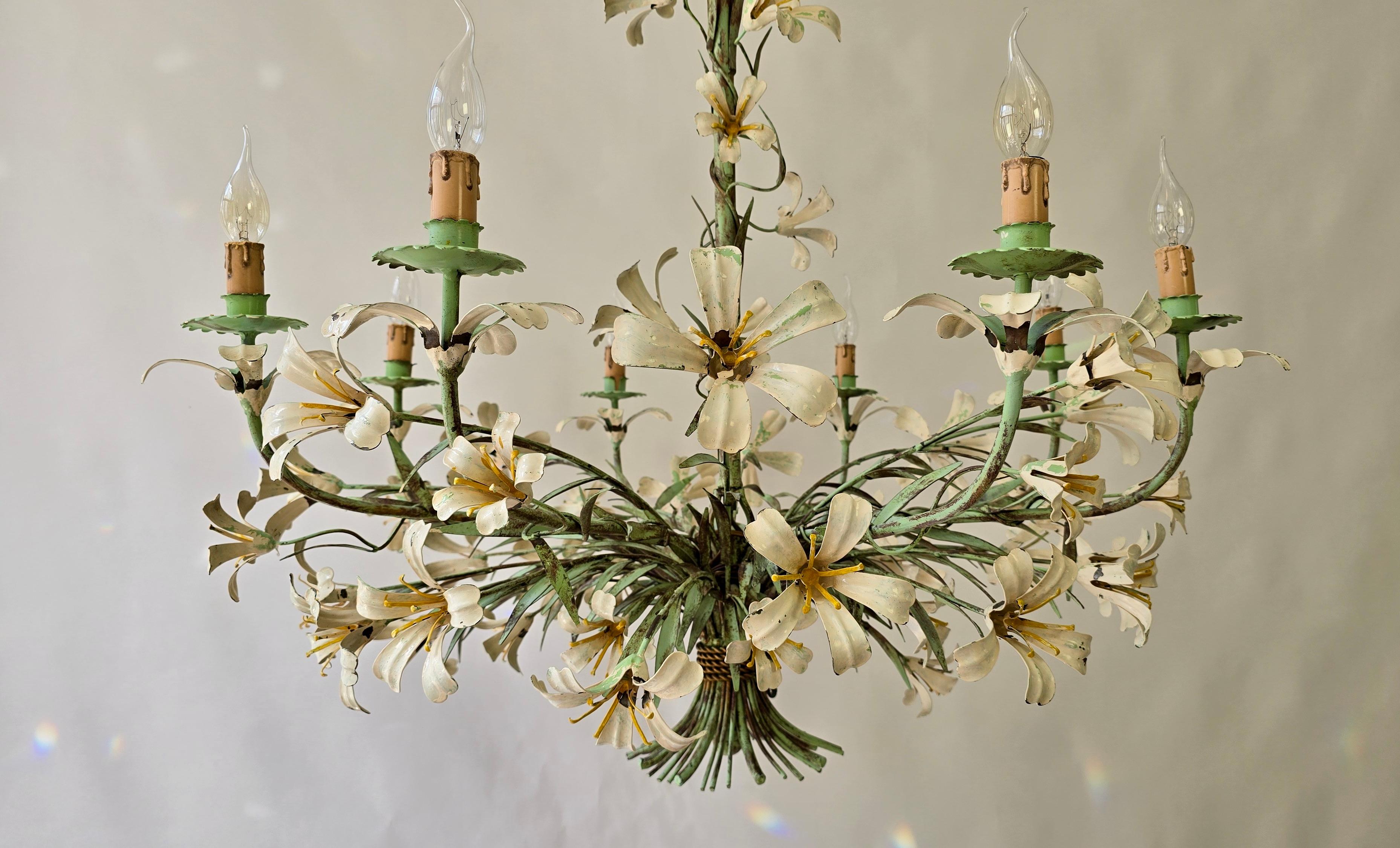 XX secolo Grande lampadario italiano in tole con gigli bianchi, anni '50 in vendita