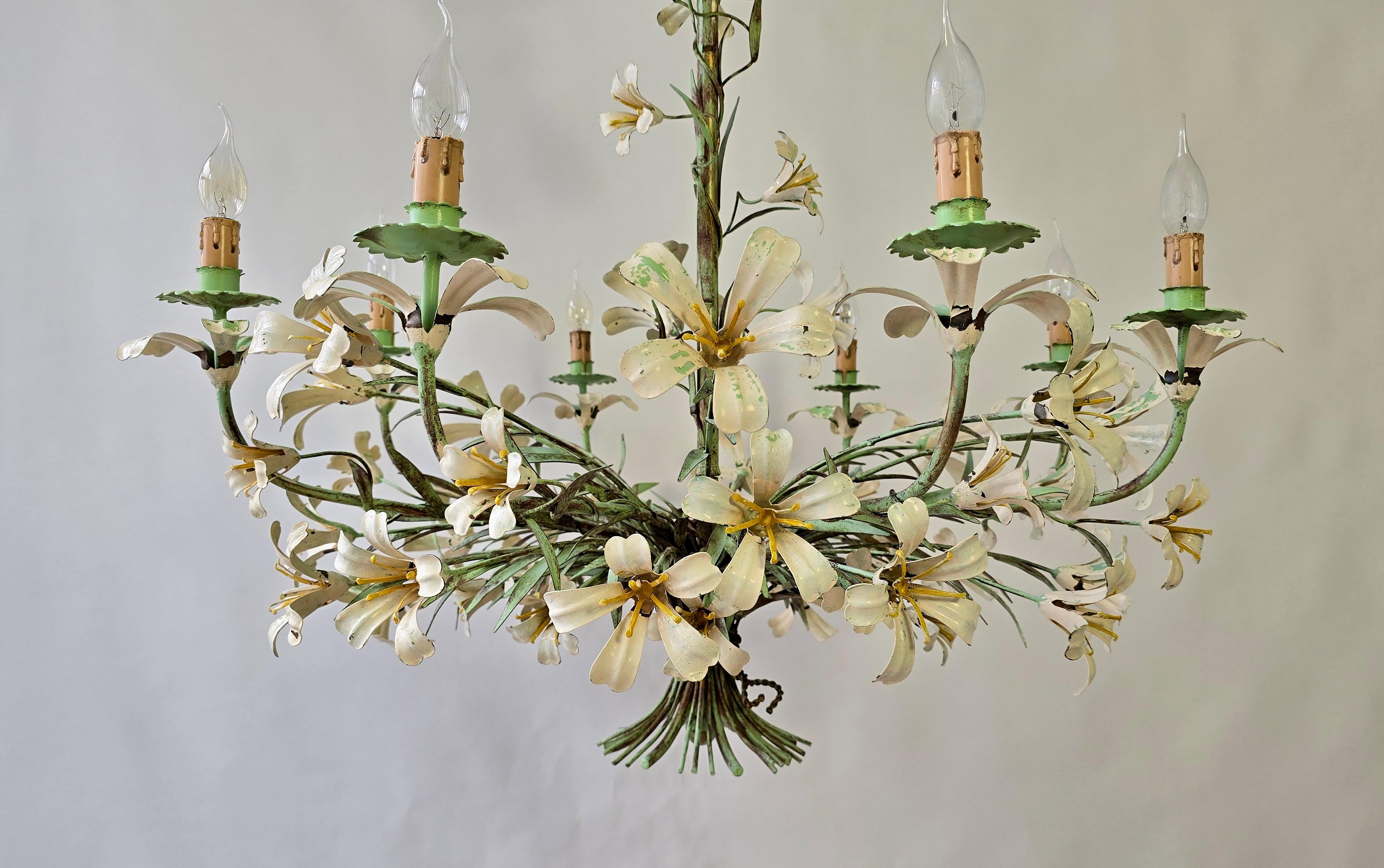 Metallo Grande lampadario italiano in tole con gigli bianchi, anni '50 in vendita