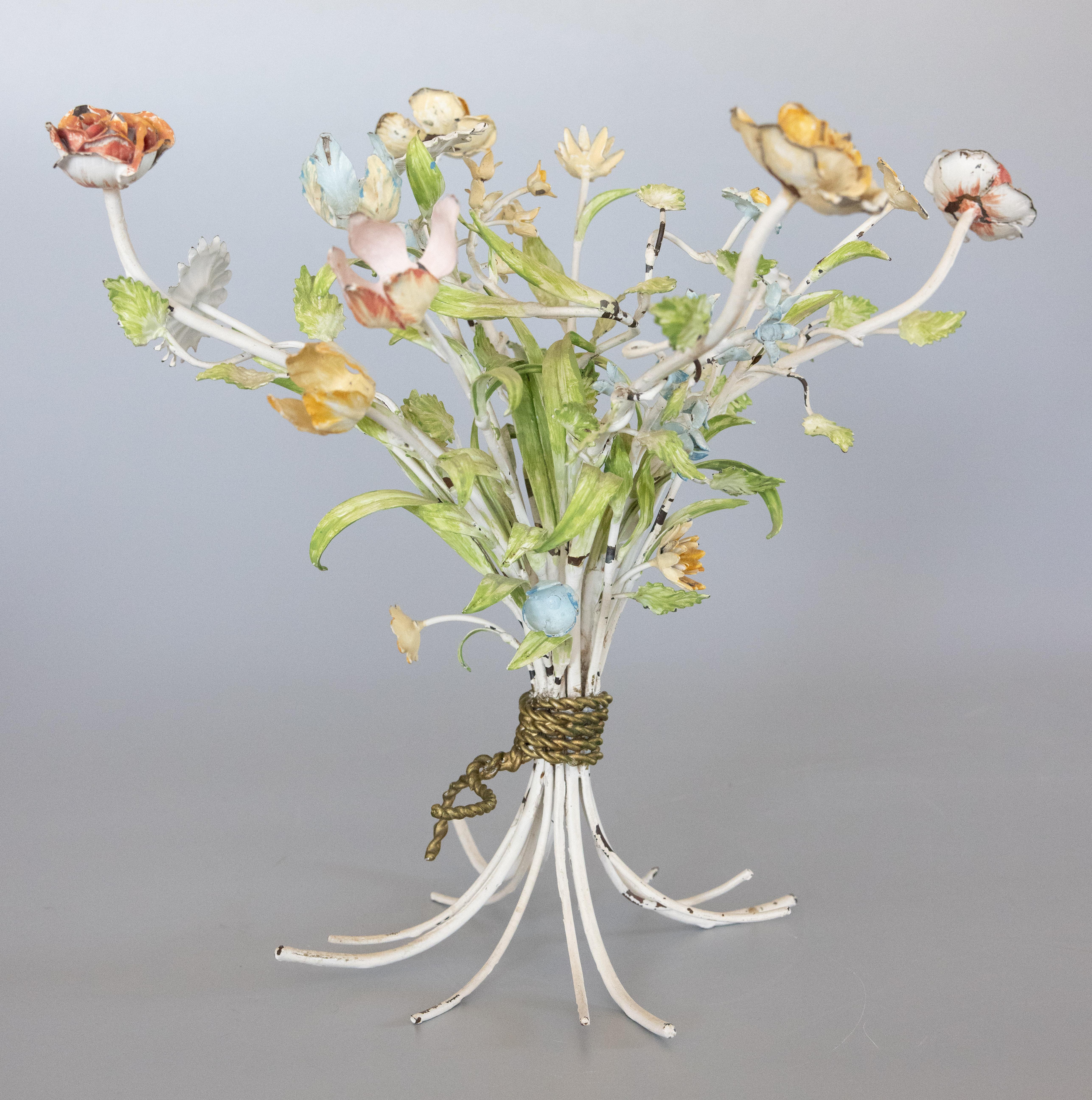 A lovely vintage Italian tole floral spray flower arrangement bouquet centerpiece, circa 1950. This charming floral arrangement is a nice large size with hand painted roses, daisies, tulips, and bellflowers in delicate pastel shades. It would be