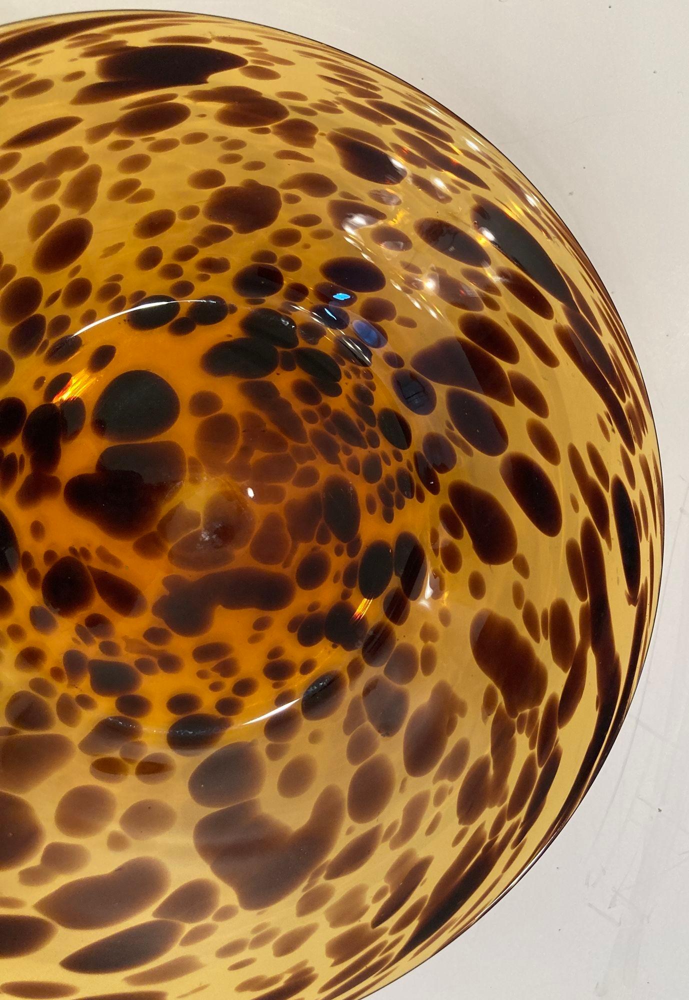 Este impresionante cuenco vintage de cristal artístico de Murano muestra un llamativo dibujo de tortuga o leopardo de 14 pulgadas, que destila una elegancia atemporal. Ideal para servir o exponer, esta pieza italiana de vidrio artístico soplado data