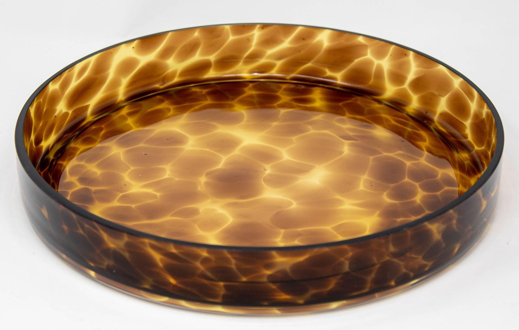 Grande vassoio da portata italiano in tartaruga in vetro artistico di Murano degli anni '70.
Questo impressionante vassoio da portata vintage in vetro artistico di Murano sfoggia un sorprendente motivo a tartaruga o leopardo di 14 pollici, che emana