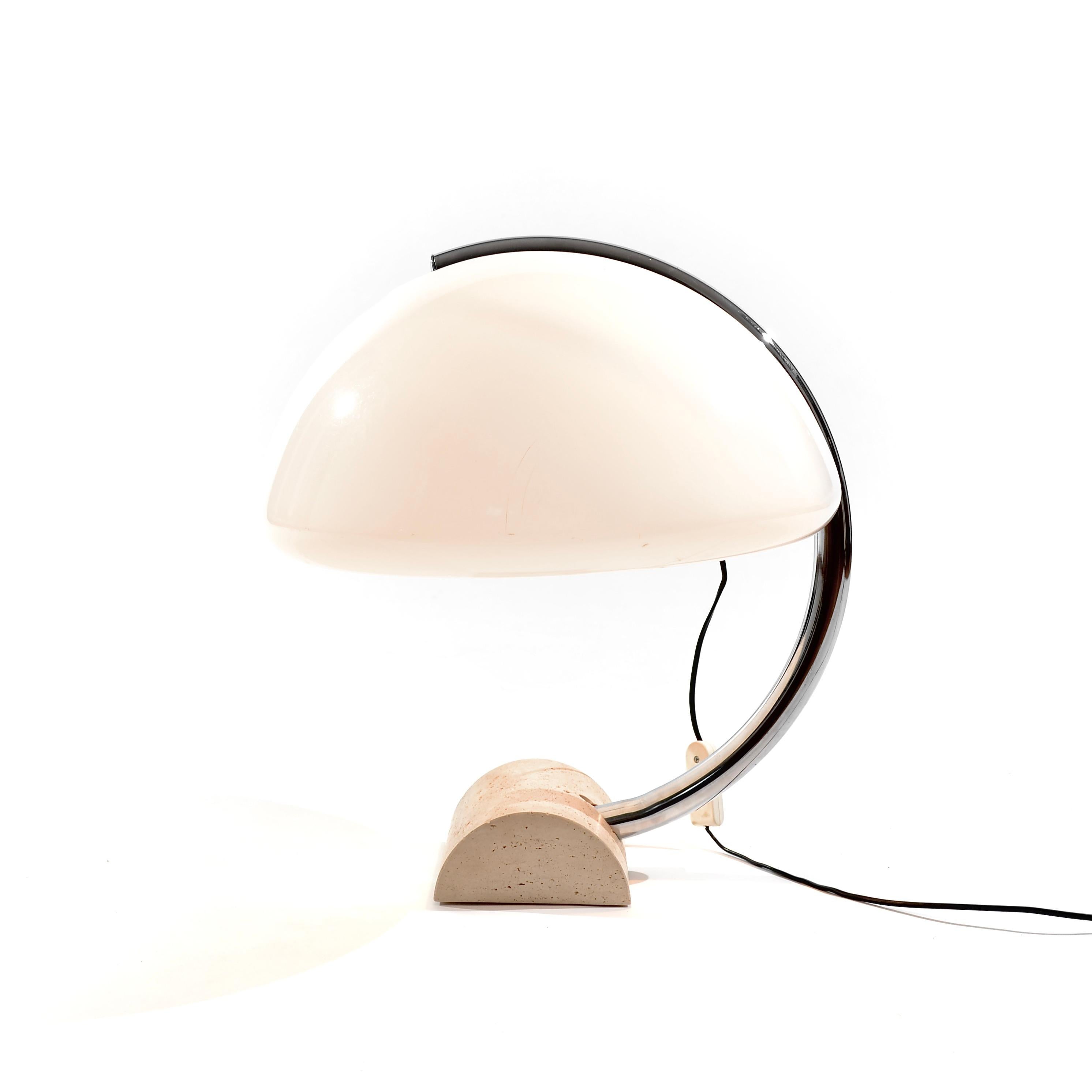 A travertine foot, a curved chrome column topped with a perspex cap, this cobra illuminates wonderfully without dazzling.

If most mushroom lamps offered a pop line featuring metal and plastic, this version shows a completely different refinement