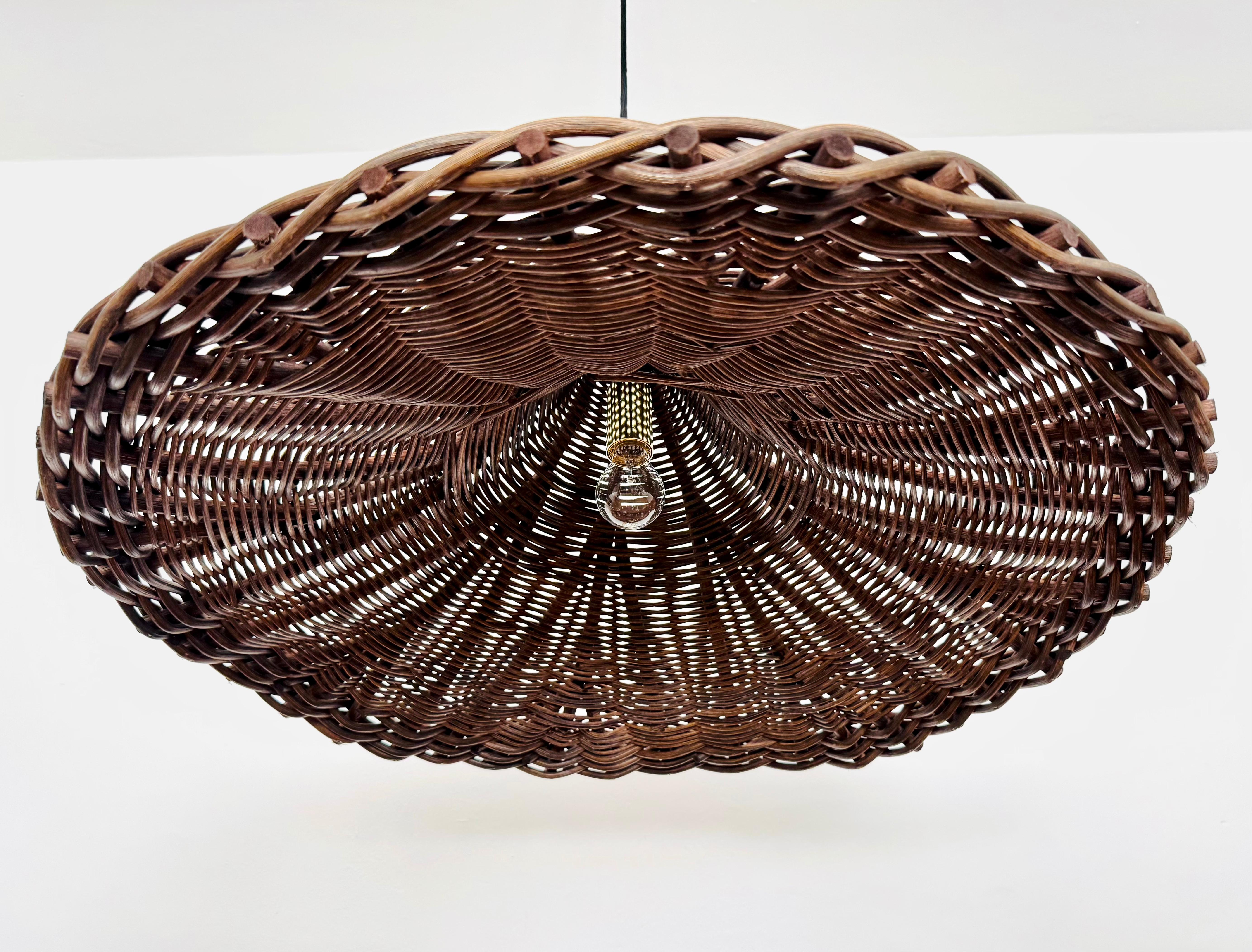 Lampada a sospensione grande in vimini Tulipano Italiano in vendita 4