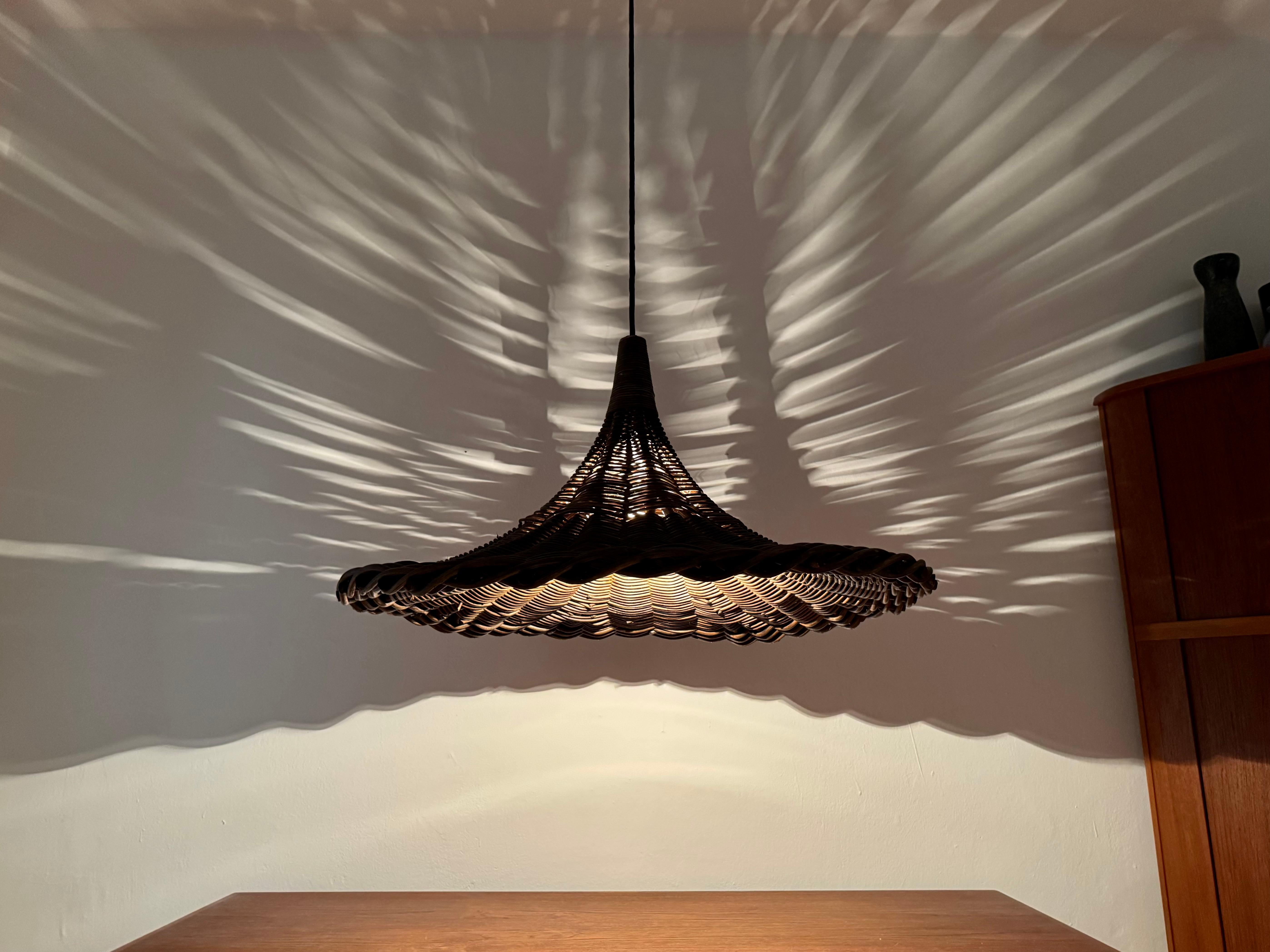 Lampada a sospensione grande in vimini Tulipano Italiano in vendita 6