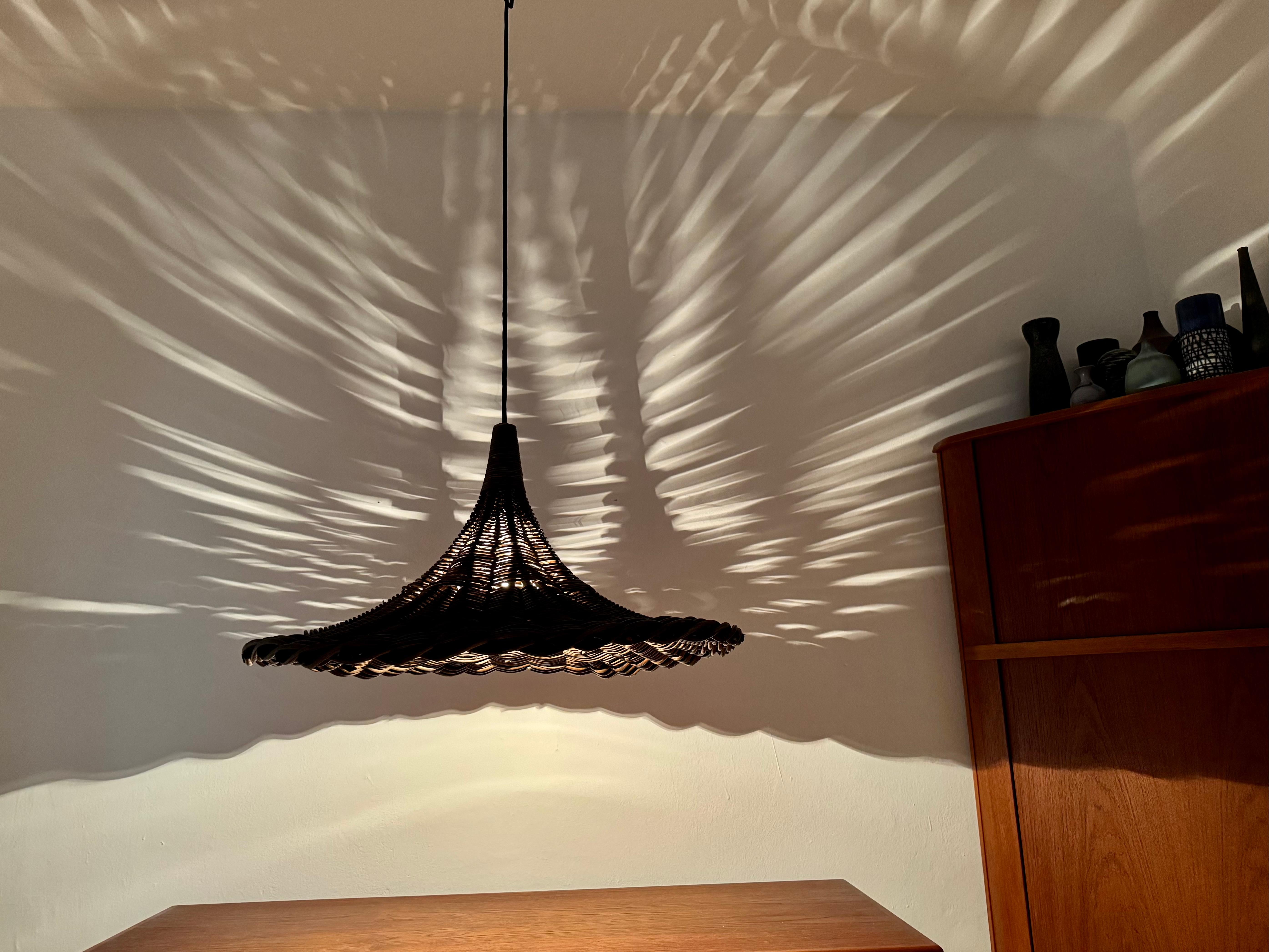Lampada a sospensione grande in vimini Tulipano Italiano in vendita 8