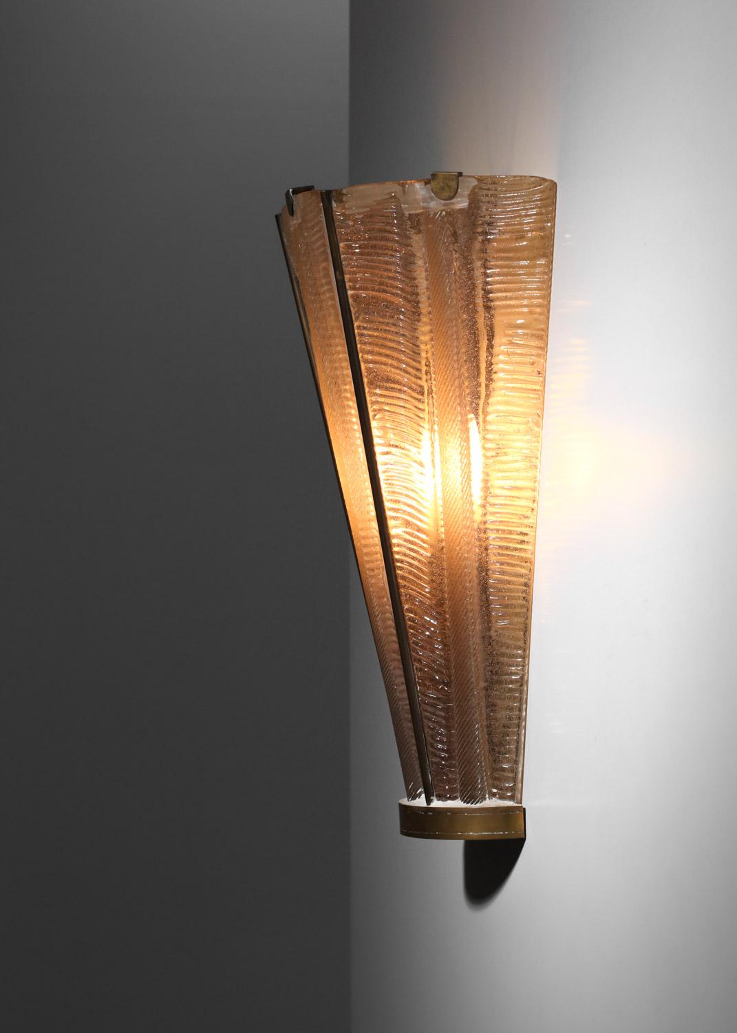 Grande lampada da parete italiana degli anni '30 della manifattura Venini. Struttura in ottone massiccio e paralume formato da tre spessi vetri viola di Murano. Design semplice ed elegante. Bellissime condizioni d'epoca con una bella patina