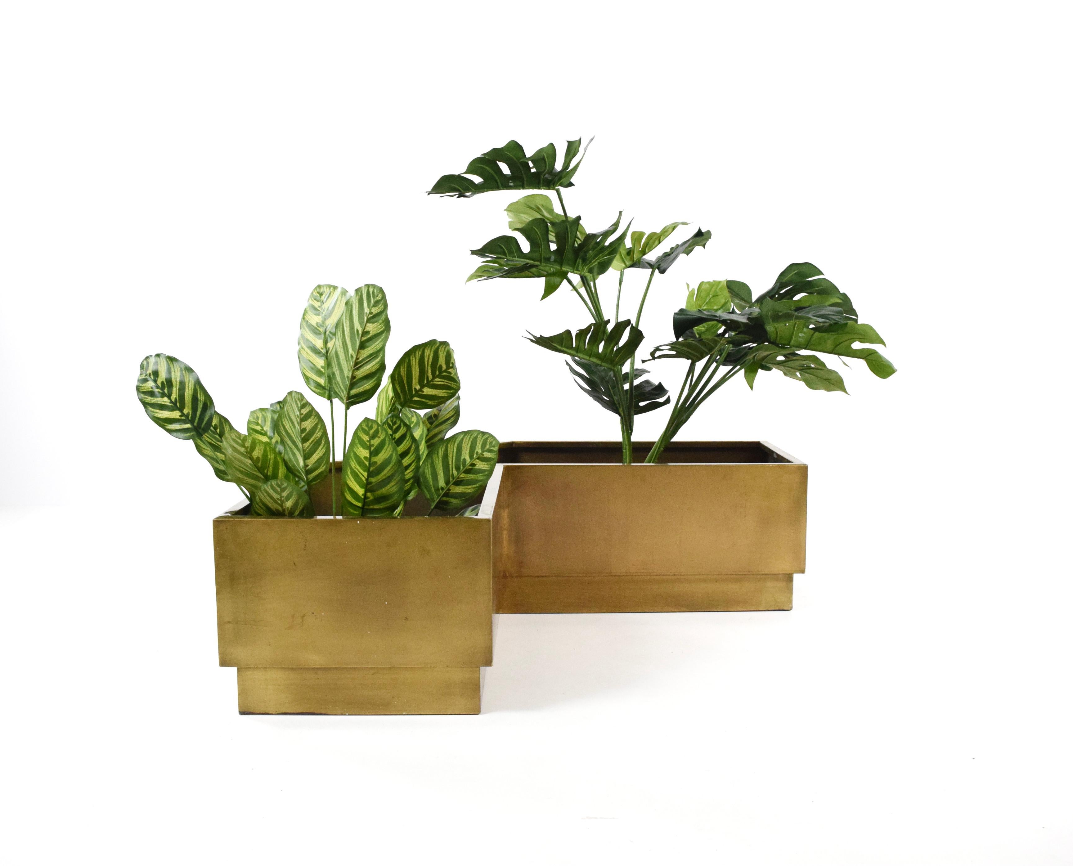 Highly Decorative Large Vintage Corner Planter in Brass, 1980s. This brings a luxury golden color and warmth to your interior and is unique in its shape and size. It fits multiple large plants. The planter can be placed around a corner like a sofa,