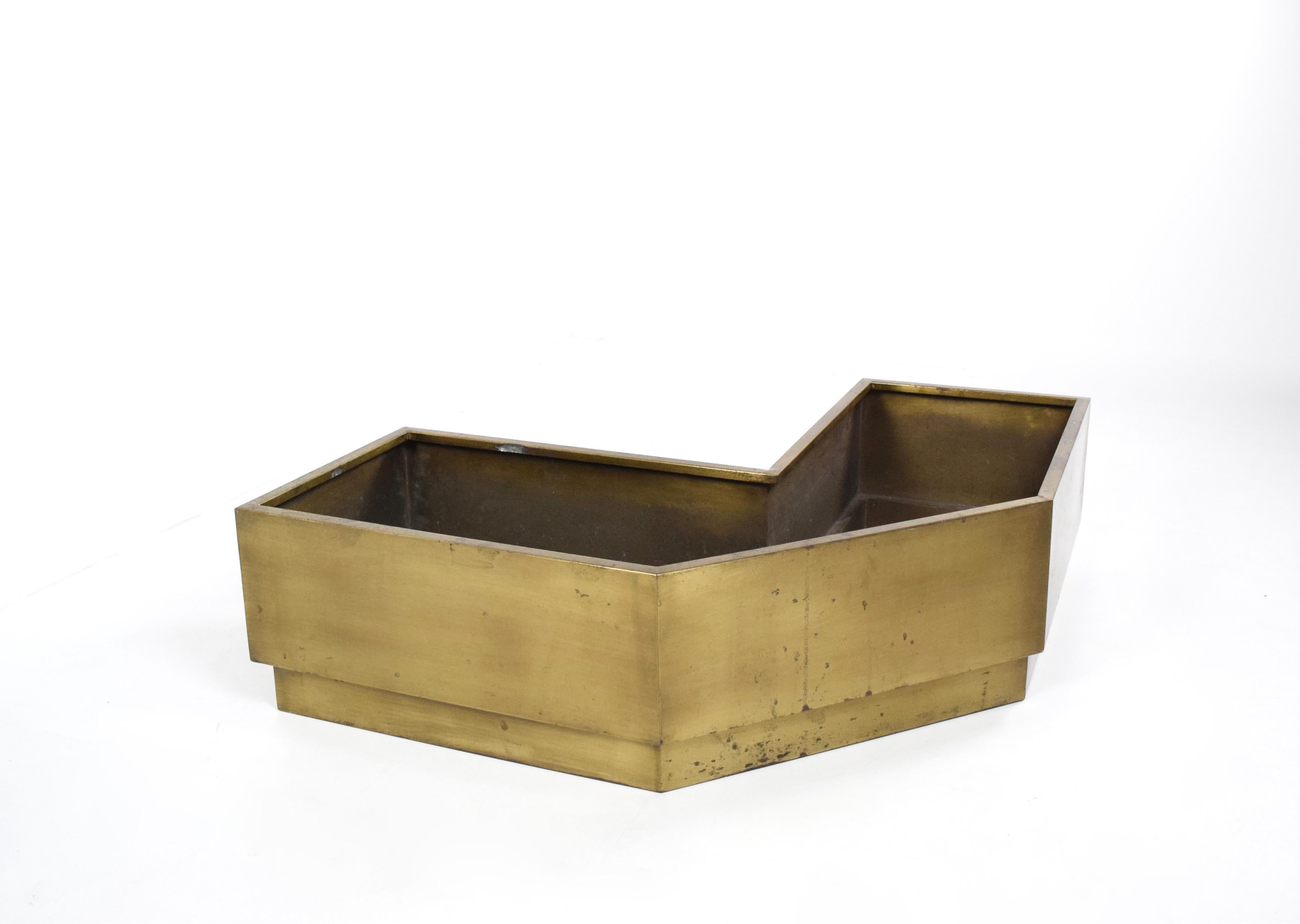 Large Italian Vintage Corner Planter in Brass, 1980s In Good Condition In Hellouw, NL