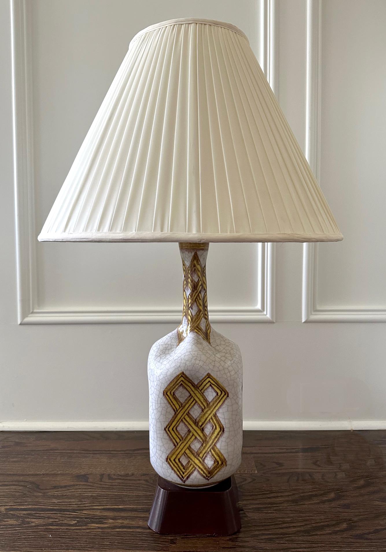 Grande lampe de table en céramique italienne conçue et réalisée par Guido Gambone (1909-1969), un artiste céramiste italien basé à Florence, vers les années 1950. La base de la lampe en grès a une forme de bouteille à long col et une taille