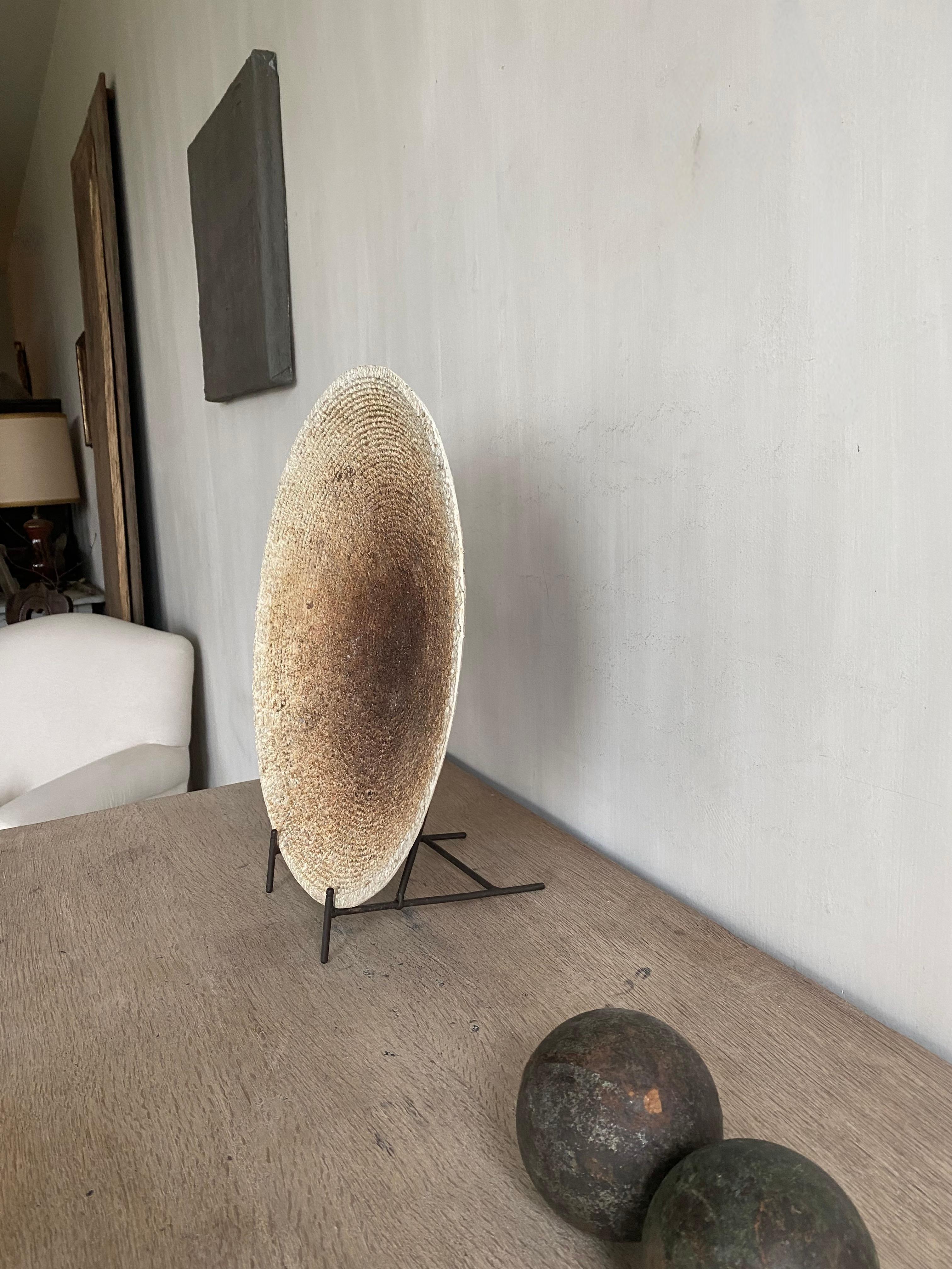 This impressive Italian vintage bowl is a ceramic work of craftsmanship.
The piece from 1970, is without damage and has a unique degrading patina and fantastic detail work.
The whole comes with a tripod and is a total of 48 cm high and 21 cm