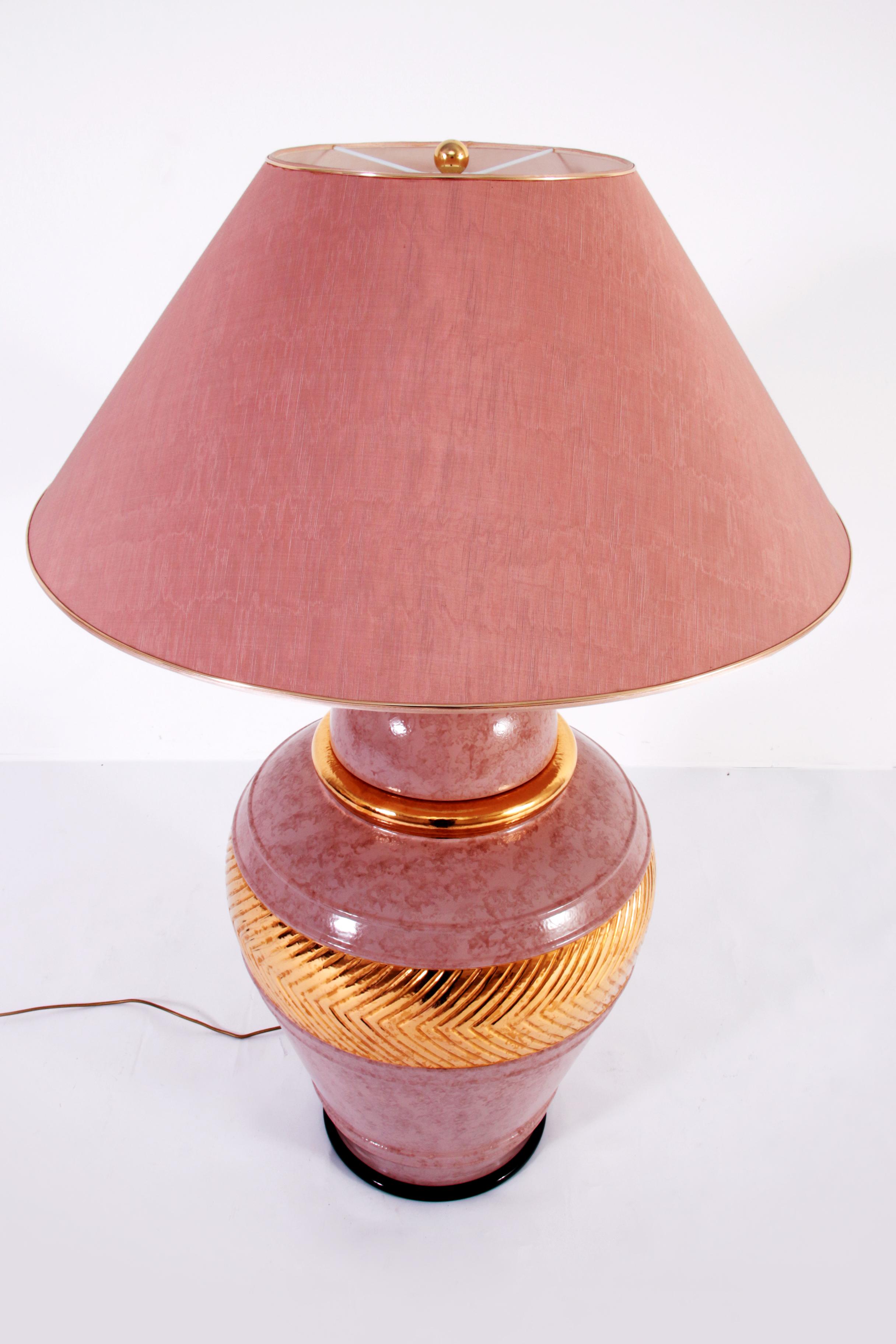 Très grand lampadaire italien en porcelaine avec détails dorés et fabriqué à la main en vente 6