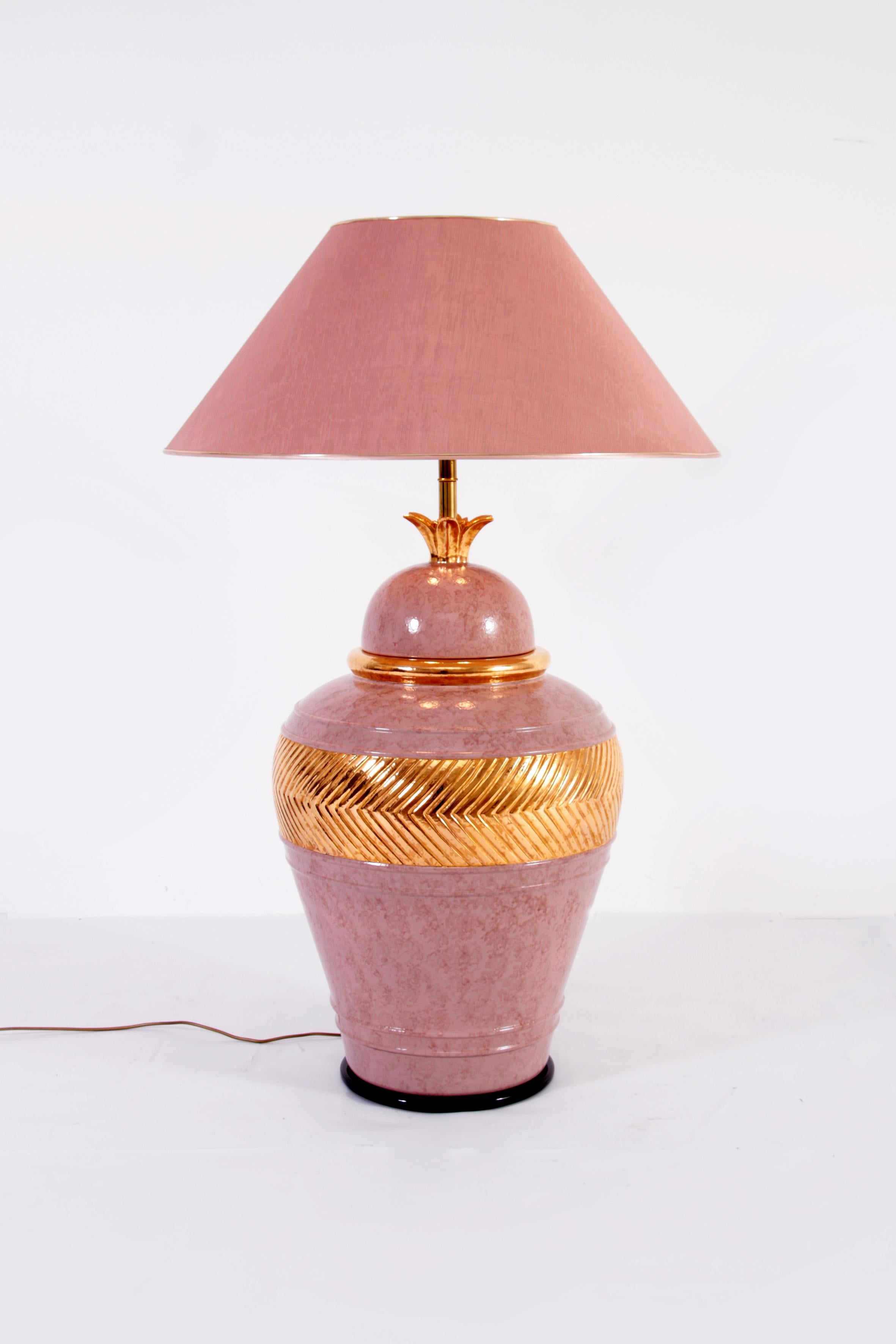 Mid-Century Modern Très grand lampadaire italien en porcelaine avec détails dorés et fabriqué à la main en vente