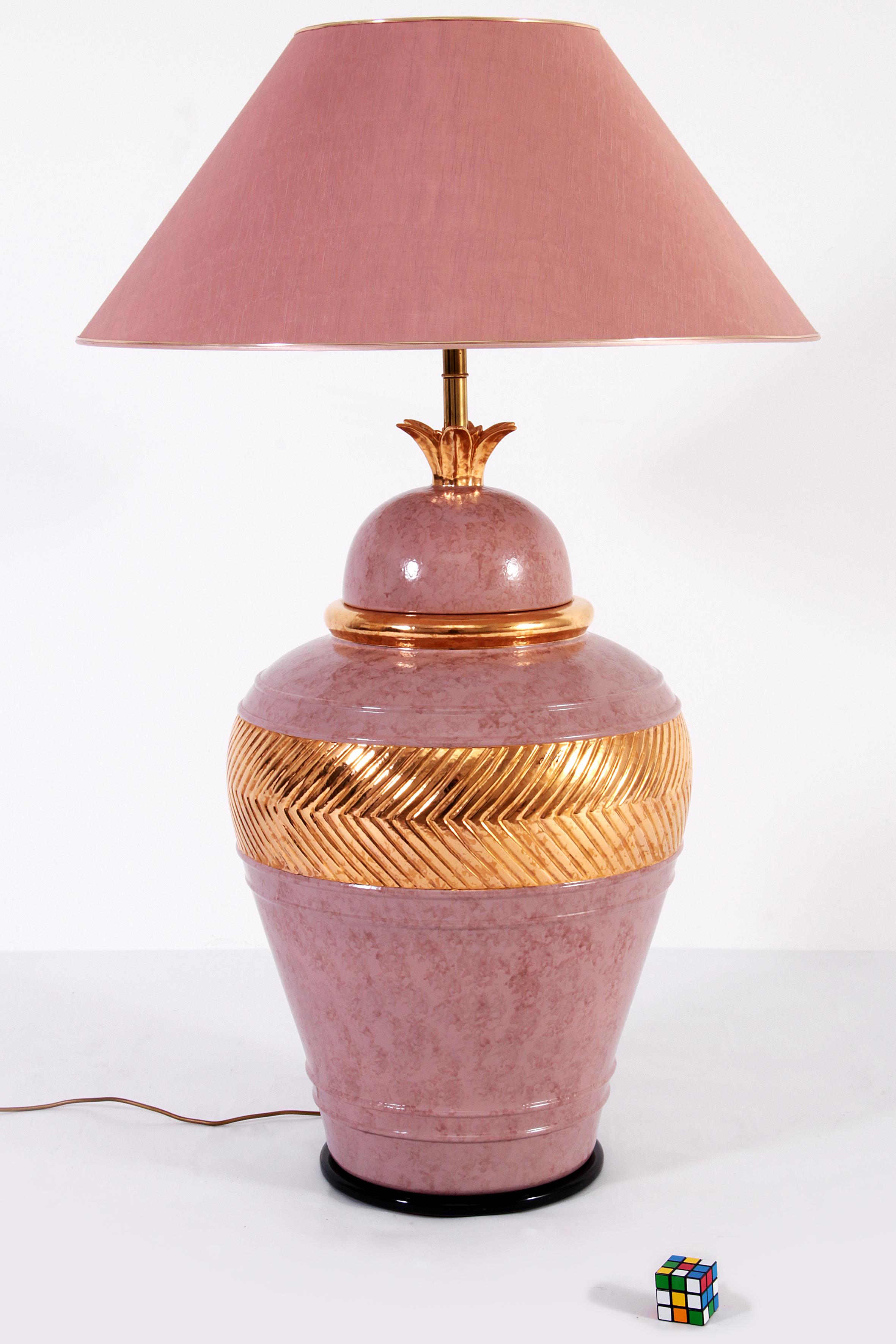 Très grand lampadaire italien en porcelaine avec détails dorés et fabriqué à la main Bon état - En vente à Oirlo, LI