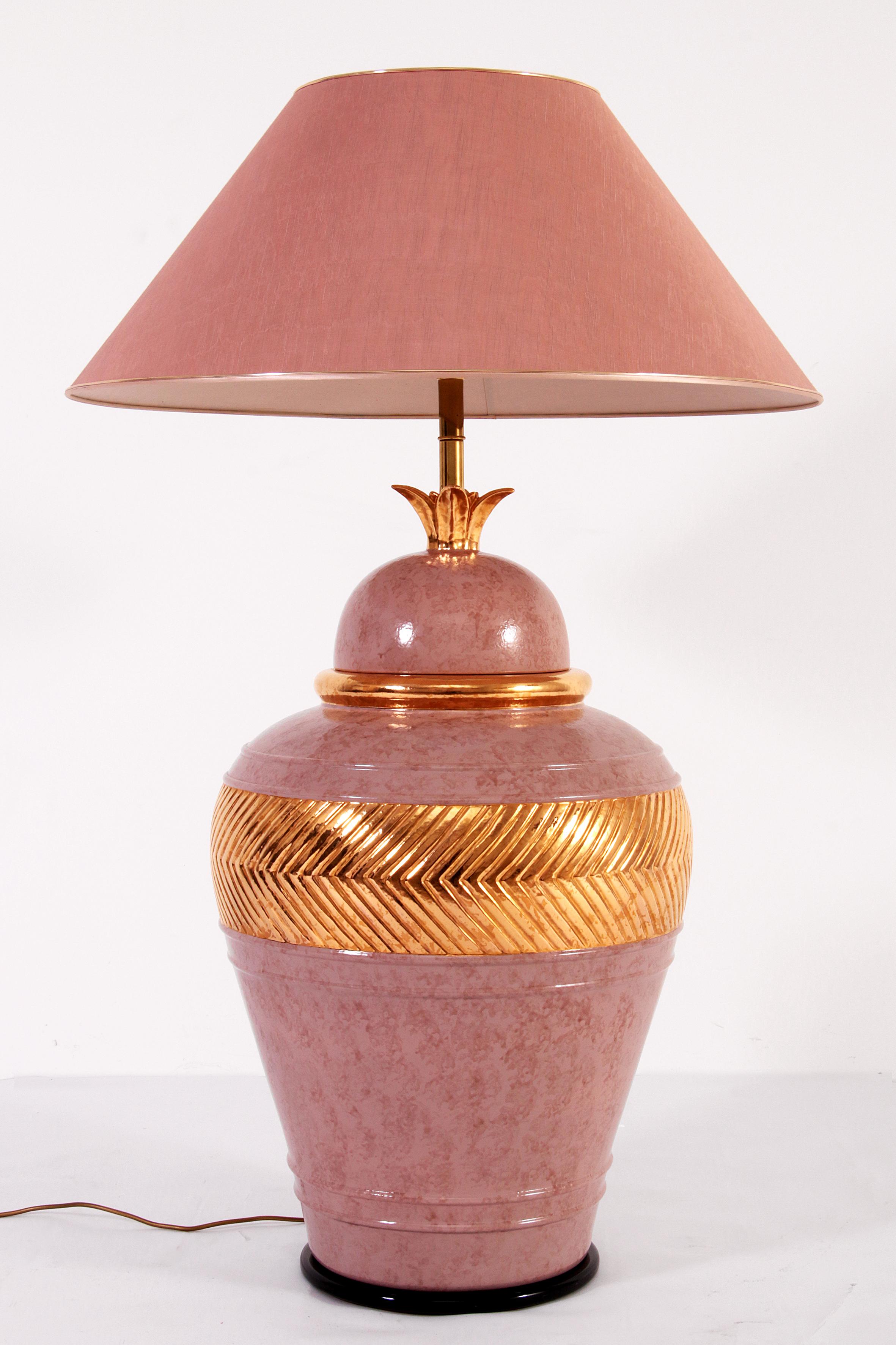 Fin du 20e siècle Très grand lampadaire italien en porcelaine avec détails dorés et fabriqué à la main en vente