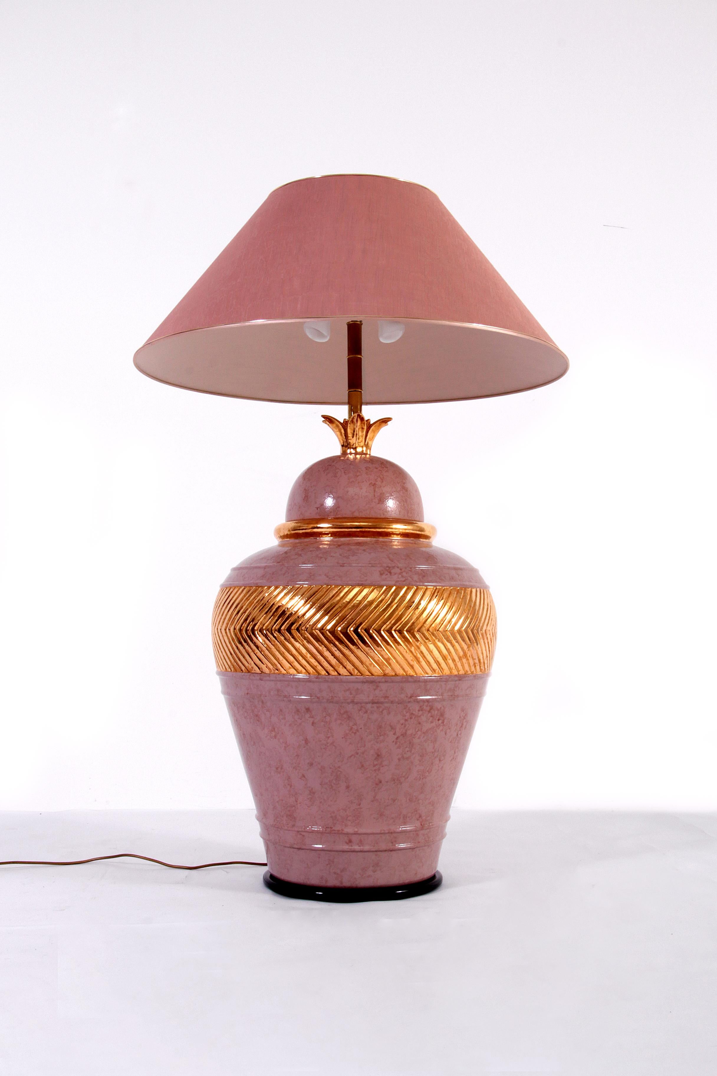 Porcelaine Très grand lampadaire italien en porcelaine avec détails dorés et fabriqué à la main en vente