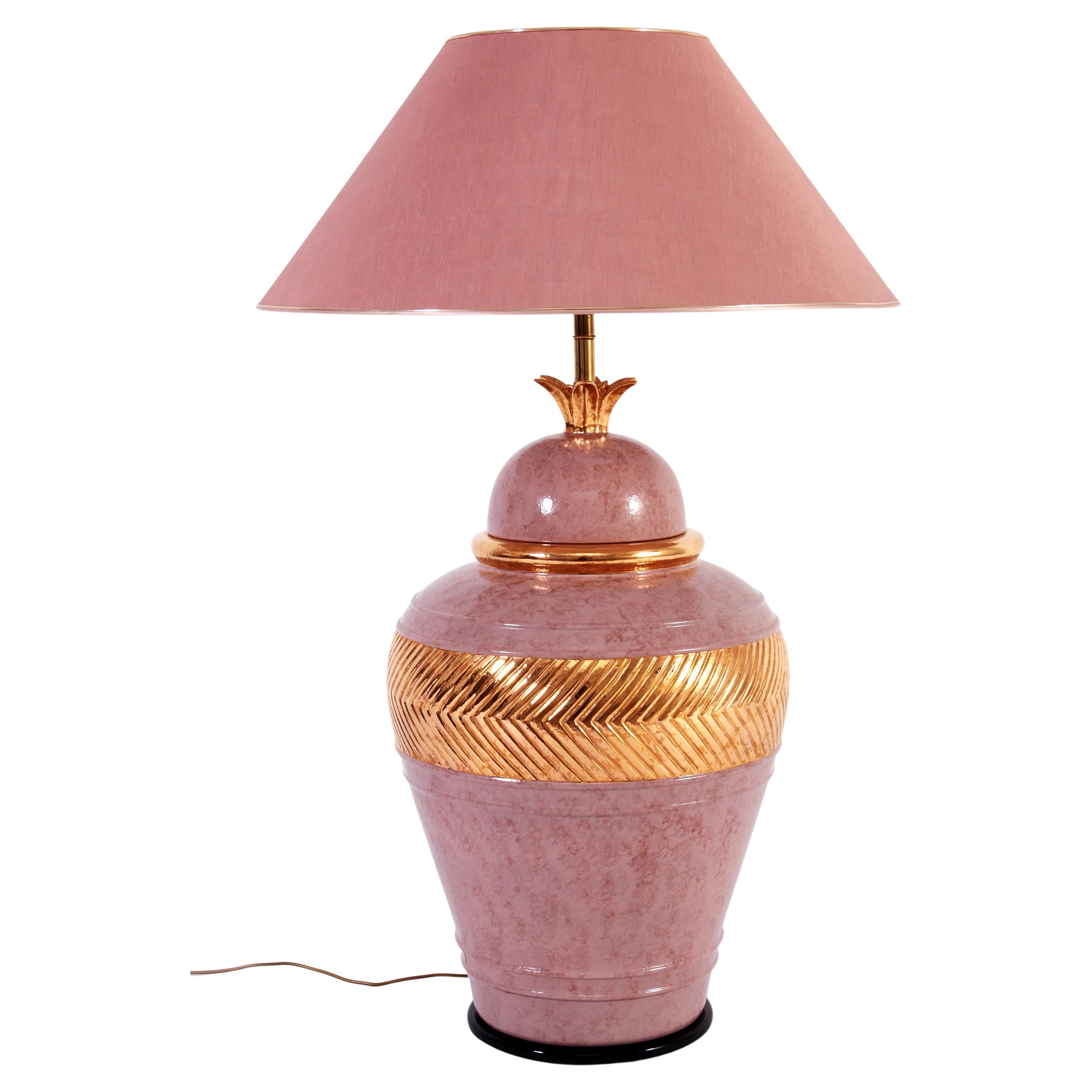 Cette grande lampe vintage en porcelaine italienne, fabriquée dans les années 1970, présente une base vieux rose avec des détails complexes en feuilles d'or. D'une hauteur de 140 cm (abat-jour compris), il s'agit d'une pièce d'apparat qui respire