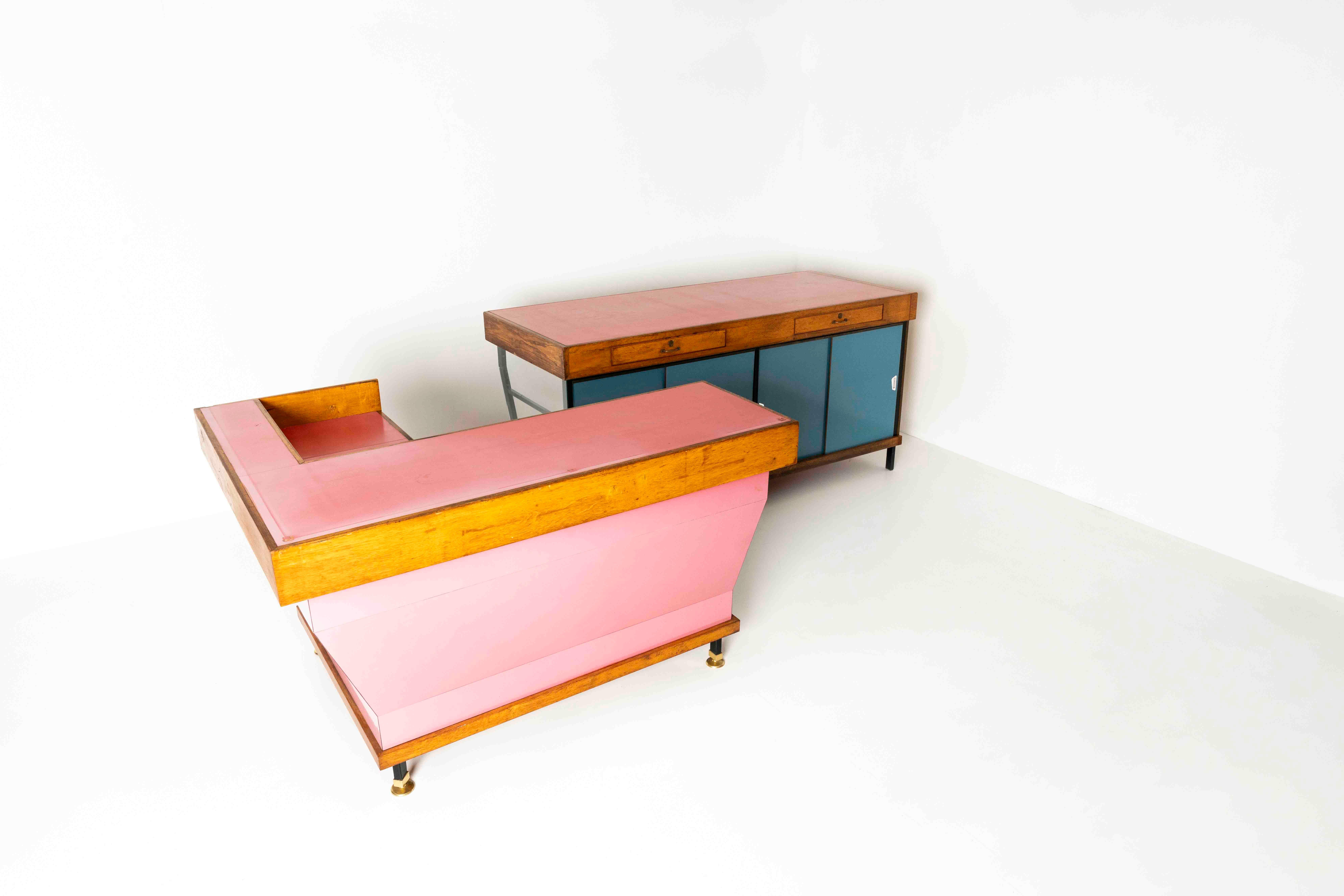 Large Italian Vintage Shop Counter in Pink and Blue, ca 1960s In Fair Condition In Hellouw, NL