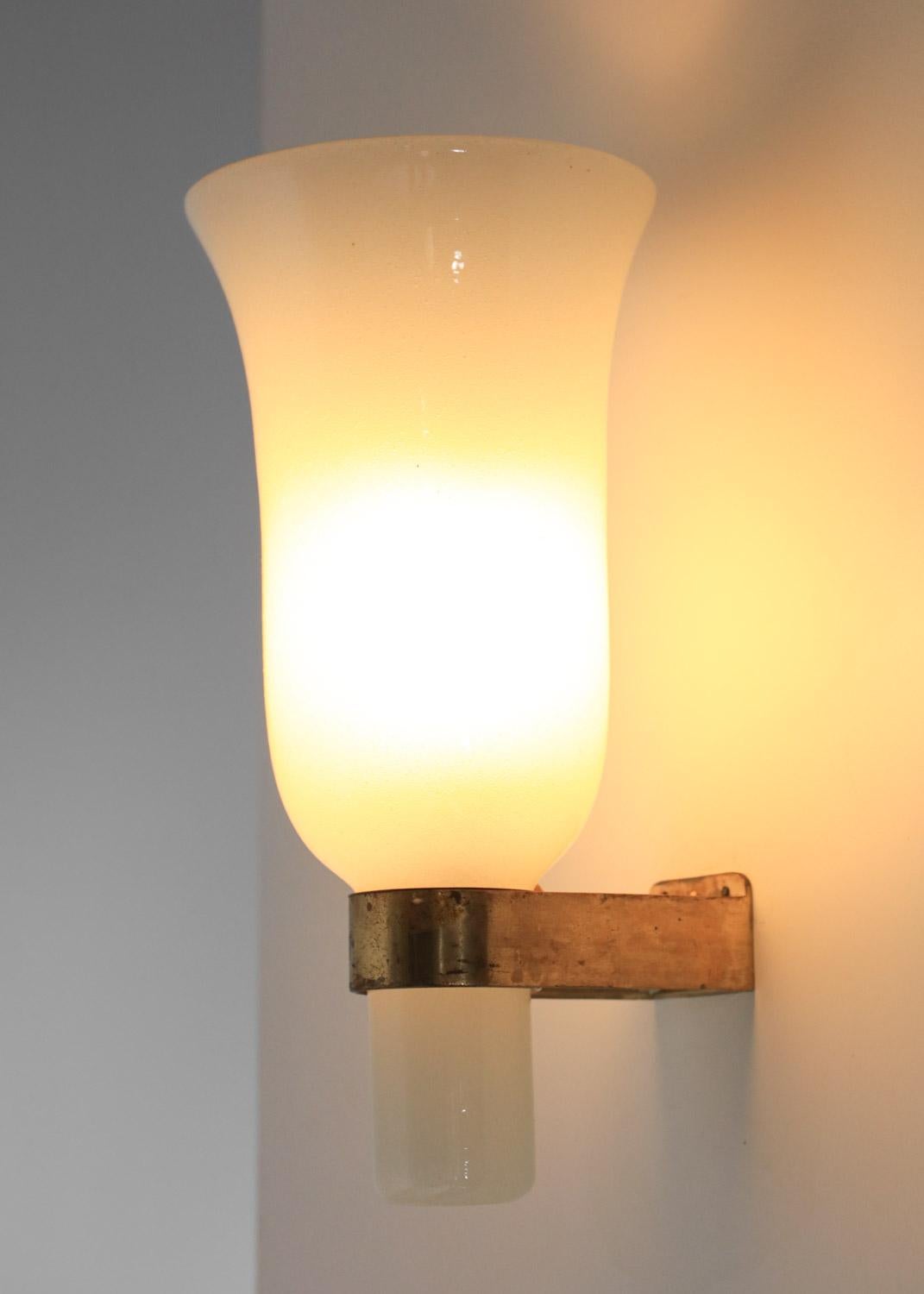 Bonito aplique italiano de los años 30, de Venini. Estructura de latón macizo, gran cristal peleguso de Murano. Buen estado vintage, ligeras huellas de uso con una bonita pátina en el latón (ver fotos). Sistema eléctrico renovado, recomendamos una