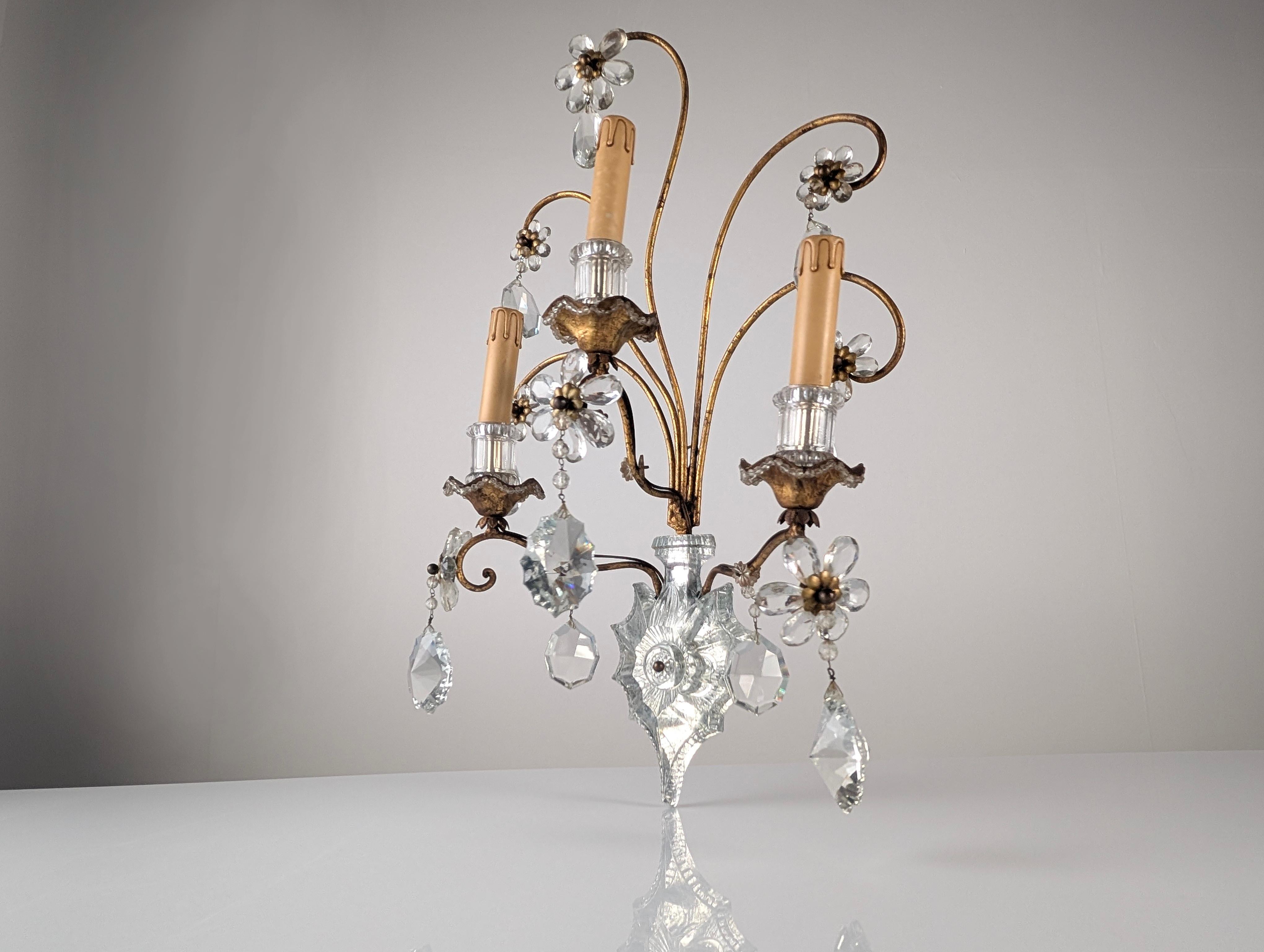 Gilt Large Italian Wall Sconce in Cut Crystal, Maison Baguès Style, 1950s For Sale