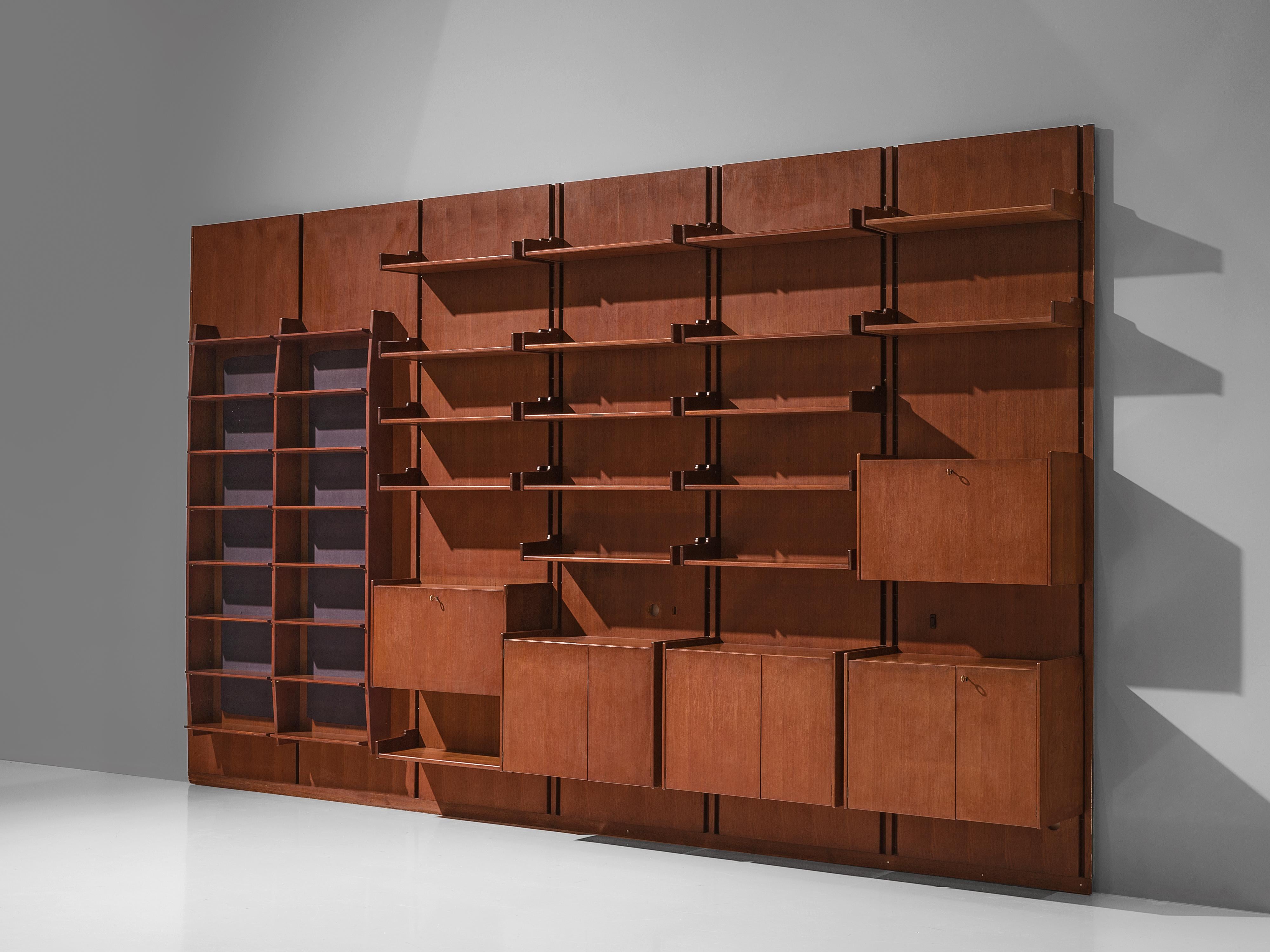 Large Italian Wall Unit in Teak In Good Condition In Waalwijk, NL