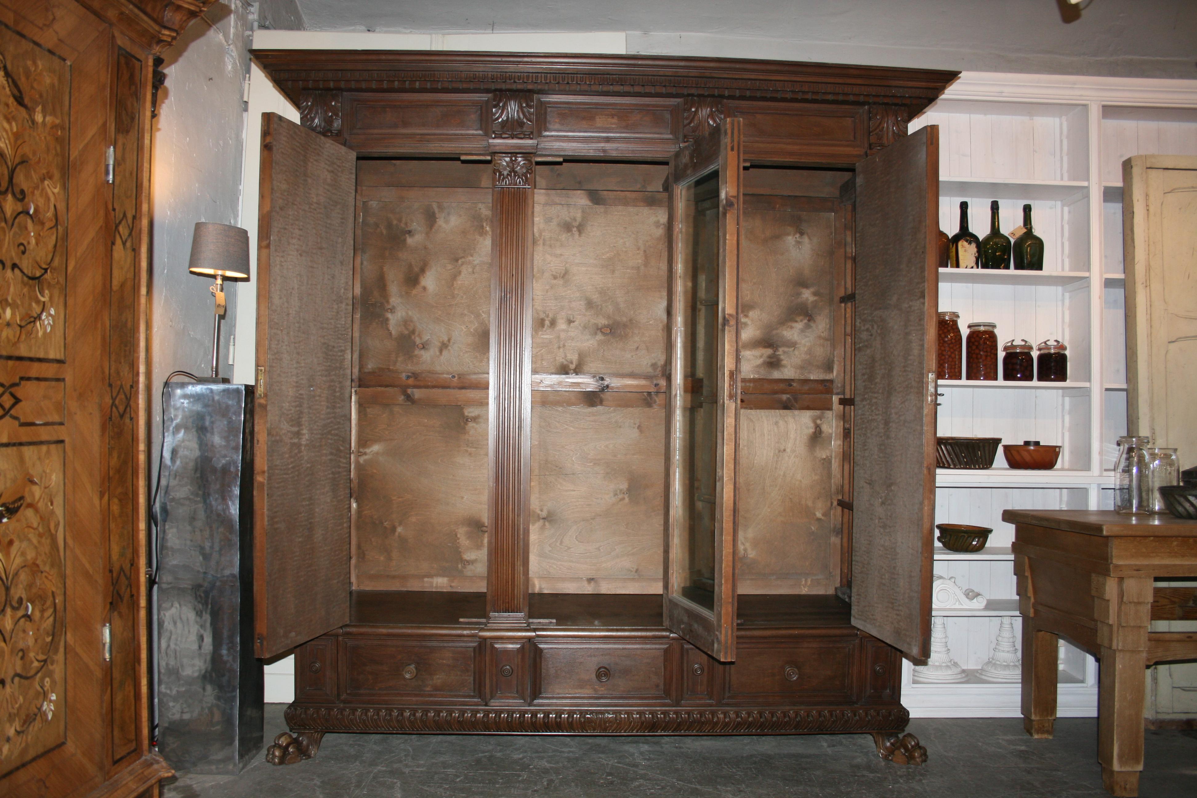 Large Italian Walnut Cabinet, circa 1900 In Good Condition In Dusseldorf, DE