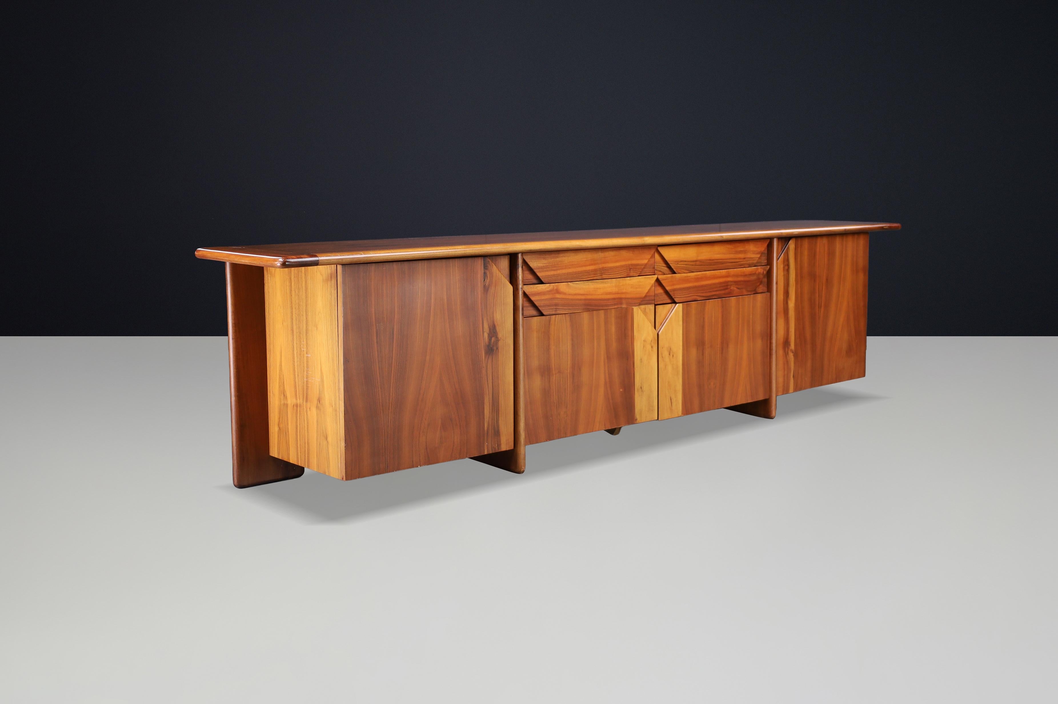 Italian Walnut Sideboard by Titina Ammannati & Giampiero Vitelli for Catalano, 1970s

Architectural Italian walnut sideboard designed by Titina Ammannati and Giampiero Vitelli for Catalano, Italy, circa 1970s. This impressive piece exemplifies the