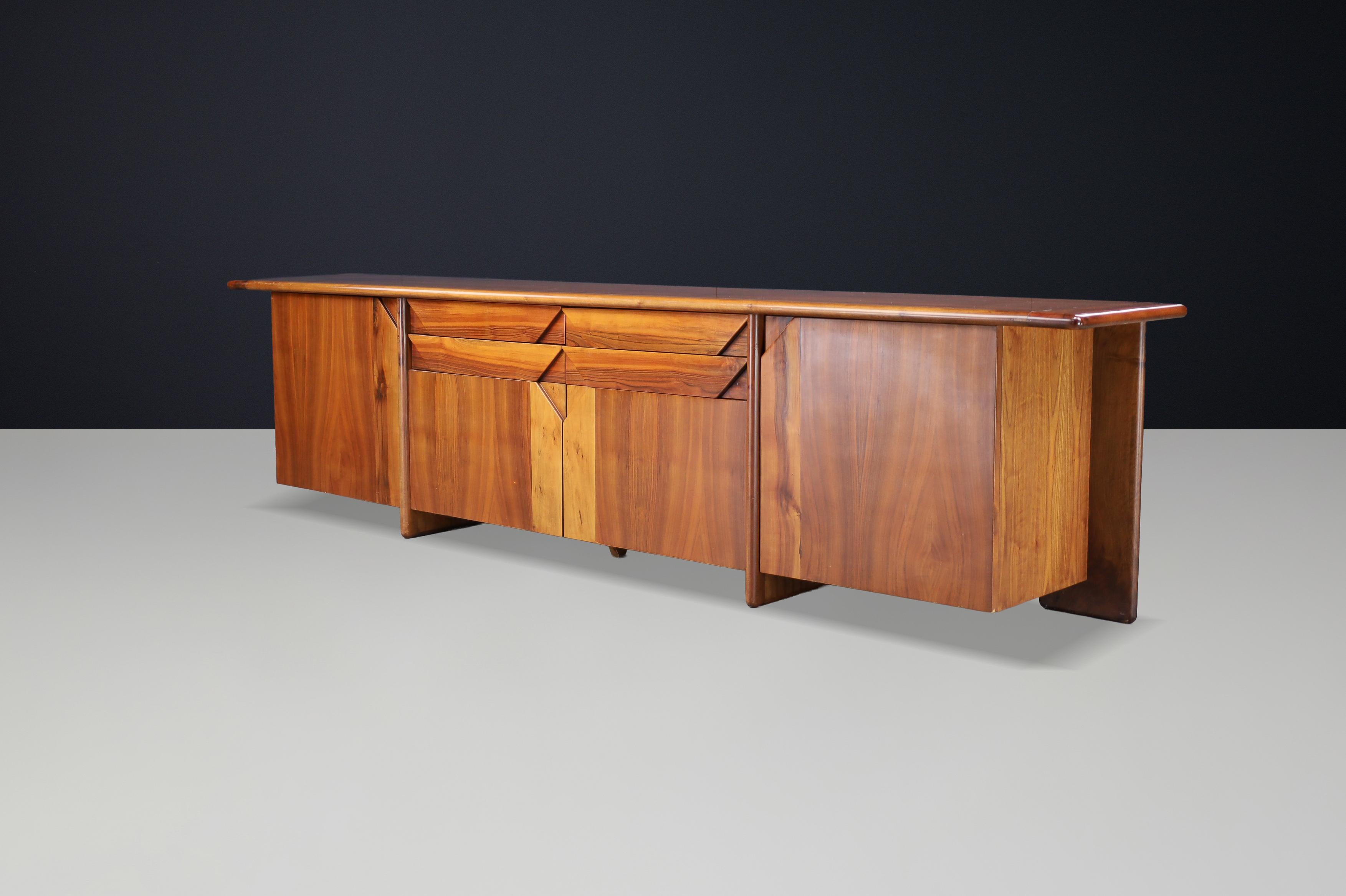 Mid-Century Modern Large Italian Walnut Sideboard by Ammannati & Vitelli for Catalano, 1970s For Sale