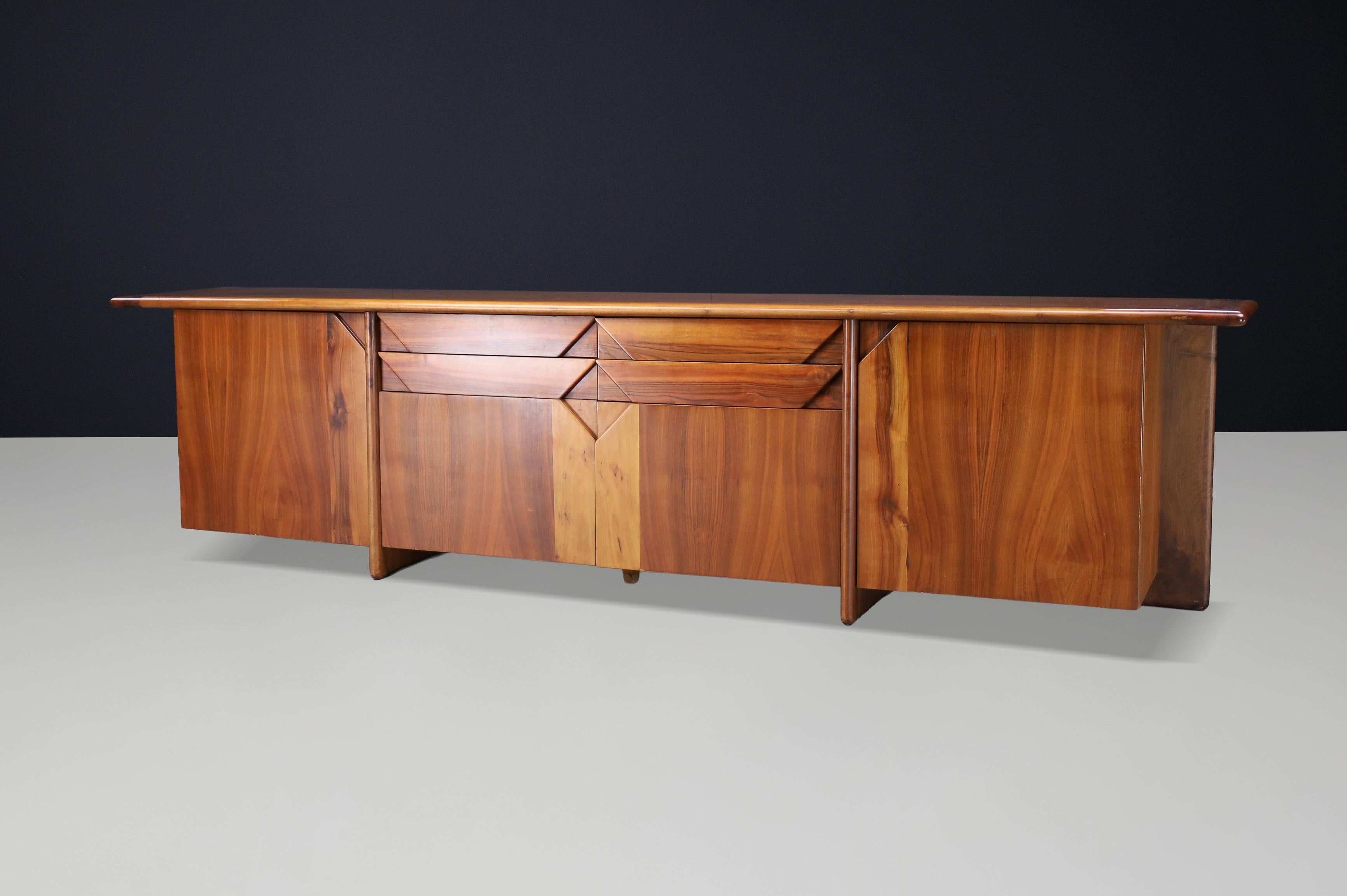 Late 20th Century Large Italian Walnut Sideboard by Ammannati & Vitelli for Catalano, 1970s For Sale