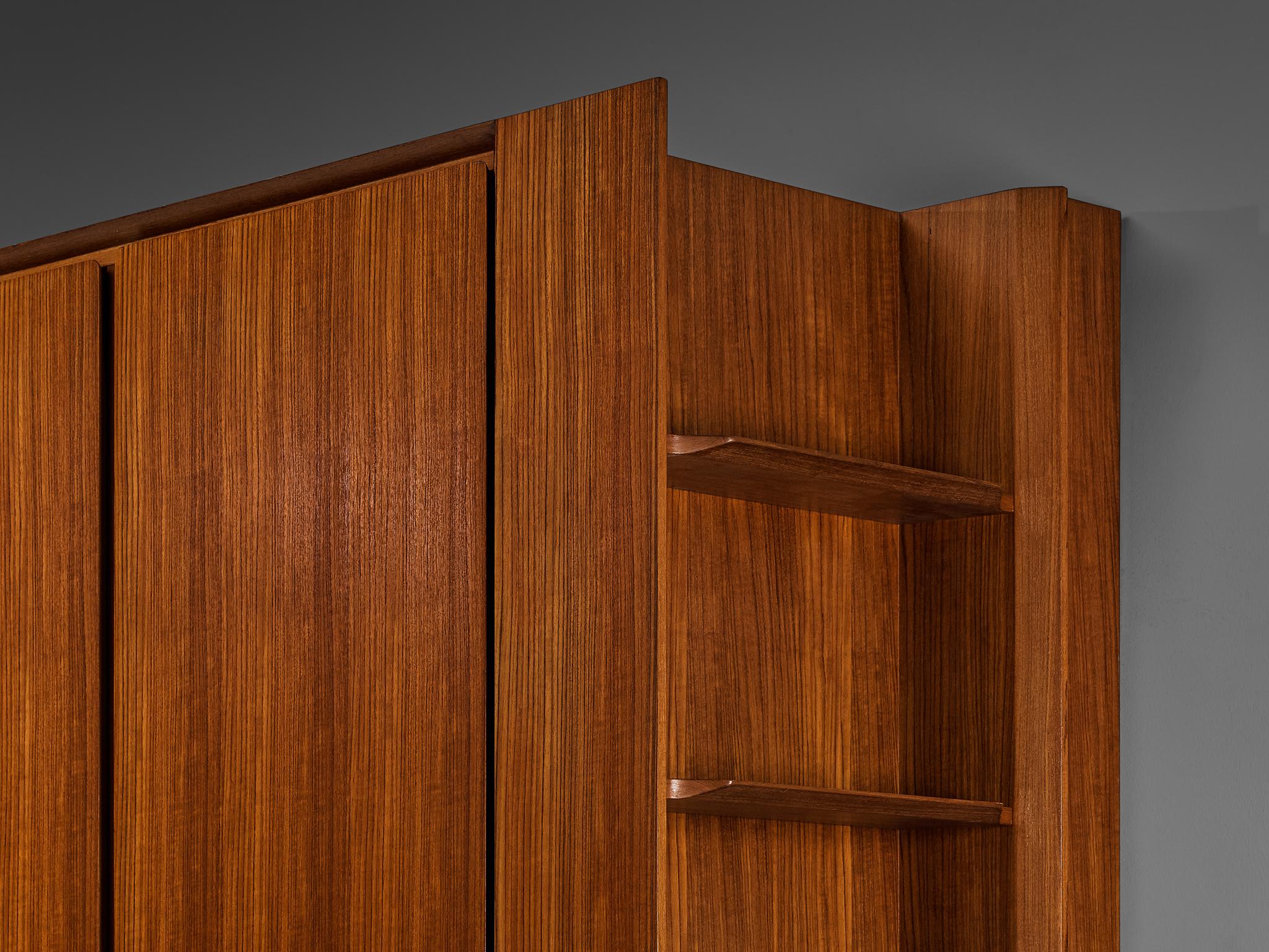 Grande armadio italiano in teak con dettagli in ottone in vendita 3