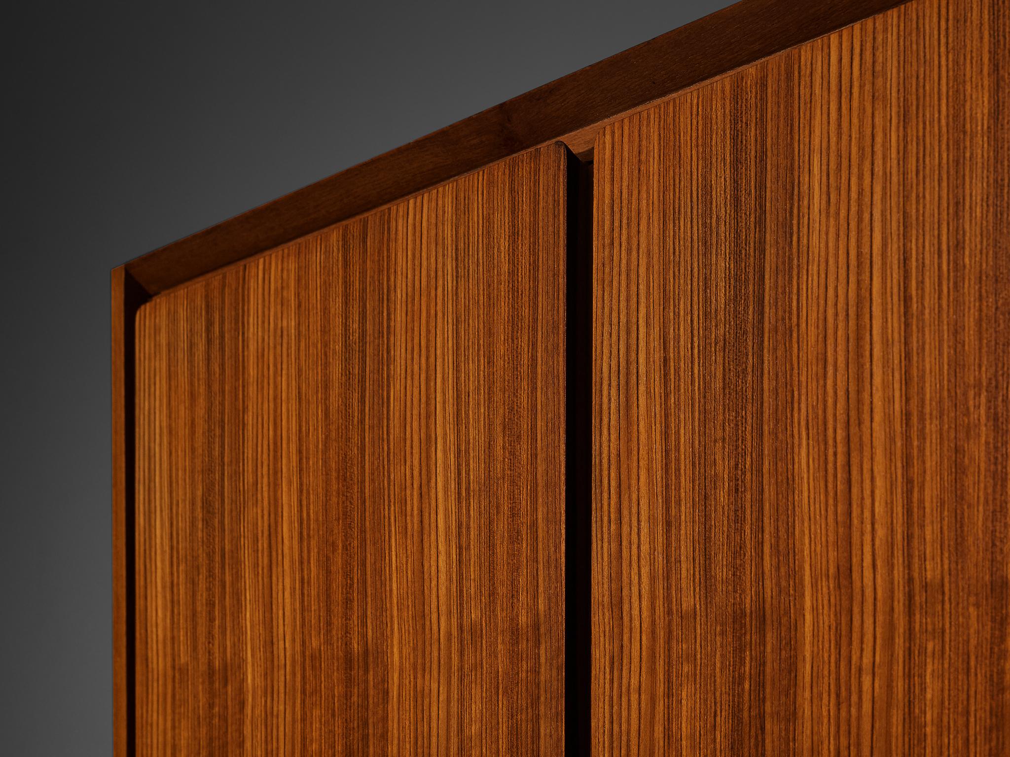 Grande armadio italiano in teak con dettagli in ottone in vendita 4