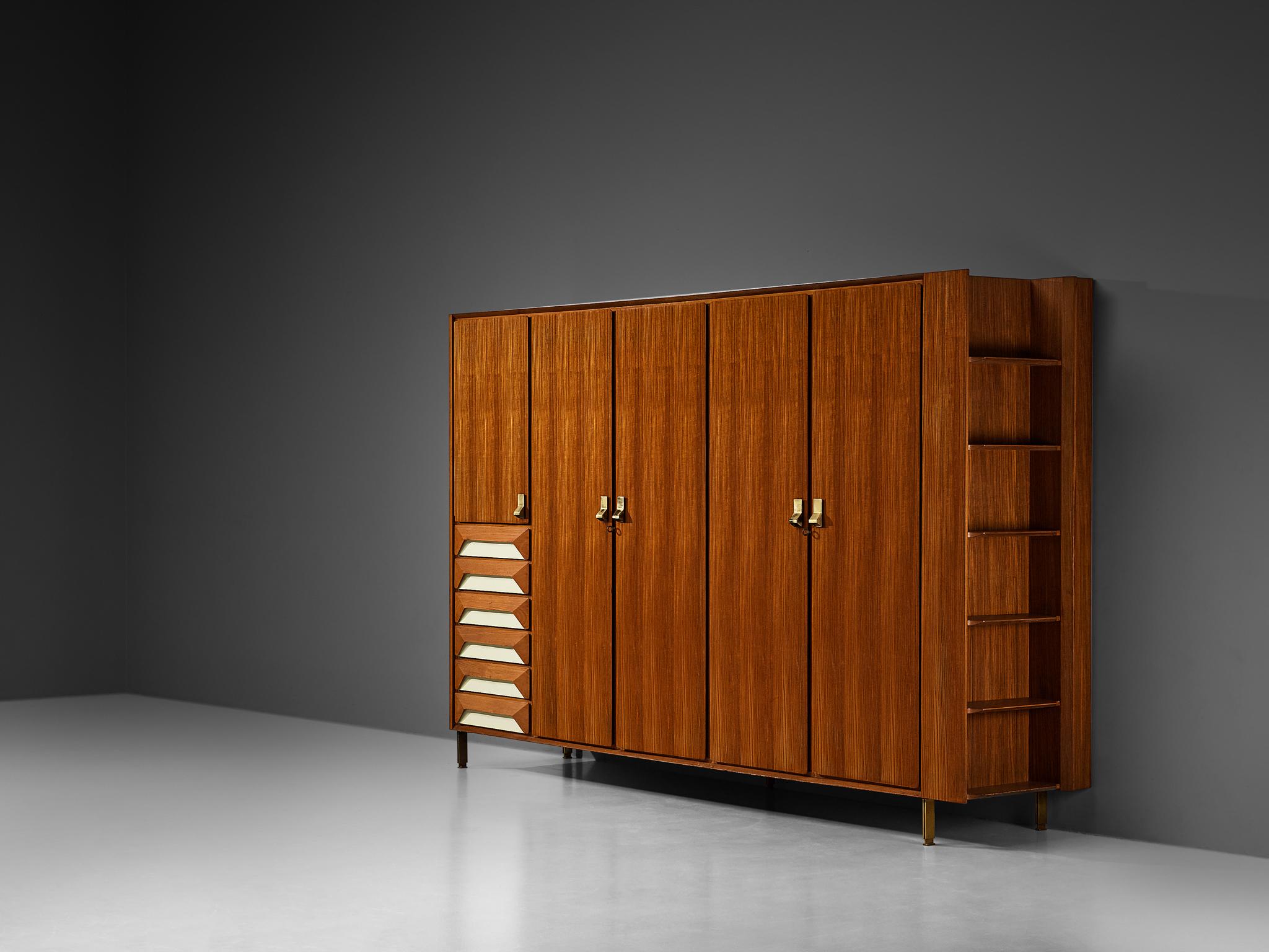 Armadio, teak, acero, ottone, Italia, anni '50

Questo squisito armadio italiano di grandi dimensioni degli anni '50 è un esempio straordinario di design della metà del secolo scorso. Questo pezzo è realizzato in ricco legno di teak e arricchito da