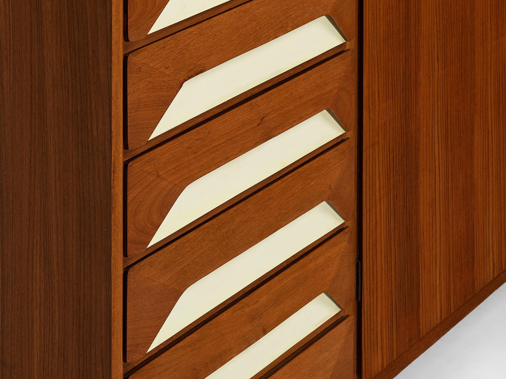 Mid-Century moderno Grande armadio italiano in teak con dettagli in ottone in vendita