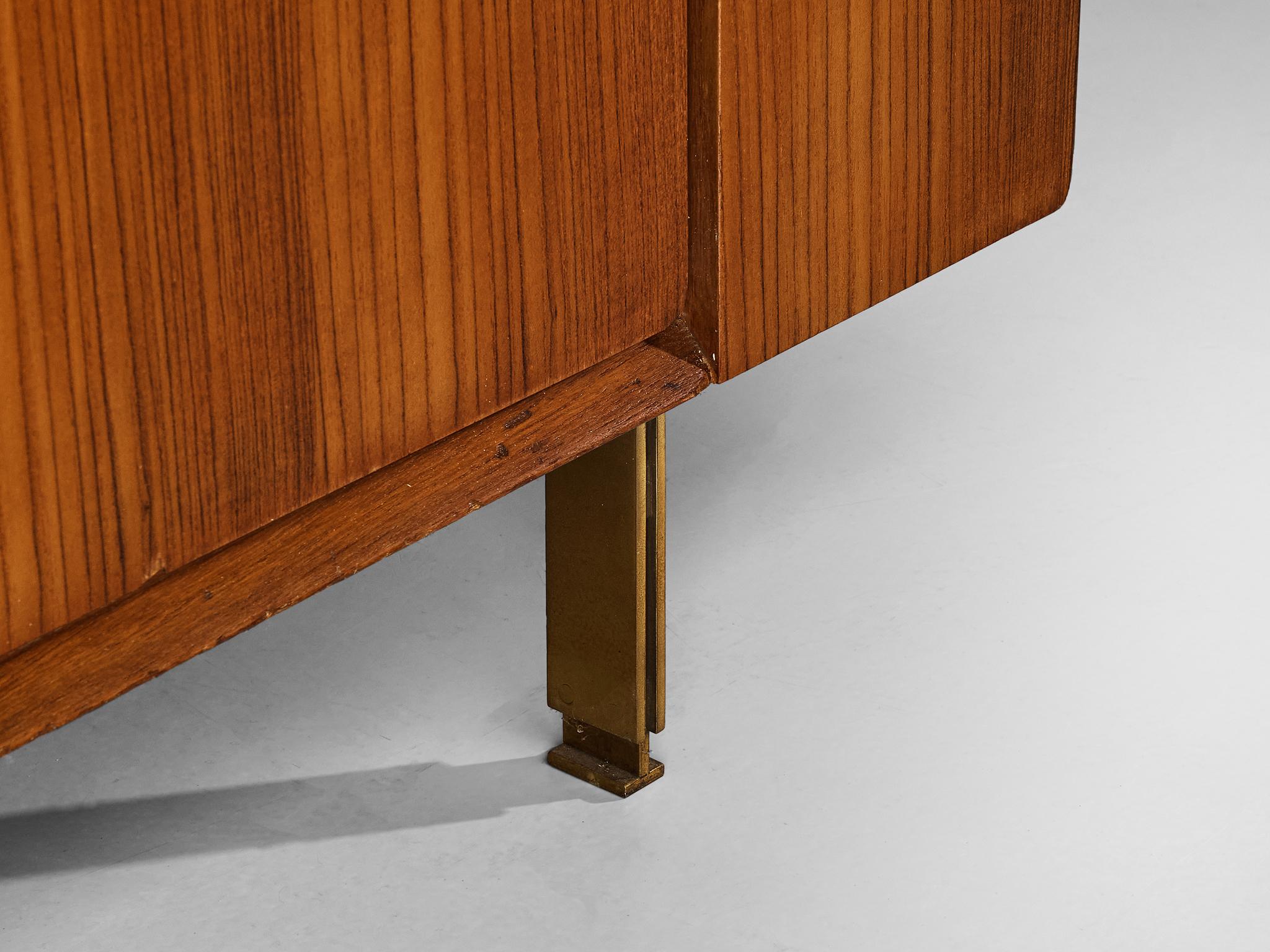 Metà XX secolo Grande armadio italiano in teak con dettagli in ottone in vendita